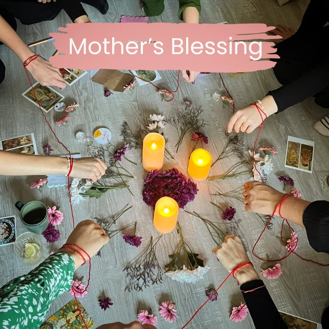 Vor ein paar Wochen durfte ich ein Mother&rsquo;s Blessing f&uuml;r eine ganz tolle Schwangere veranstalten und was soll ich sagen&hellip; Es war einfach so cool! ❤️
Wenn Frauen* zusammenkommen und Raum f&uuml;r ihre Themen bekommen, entstehen einfac