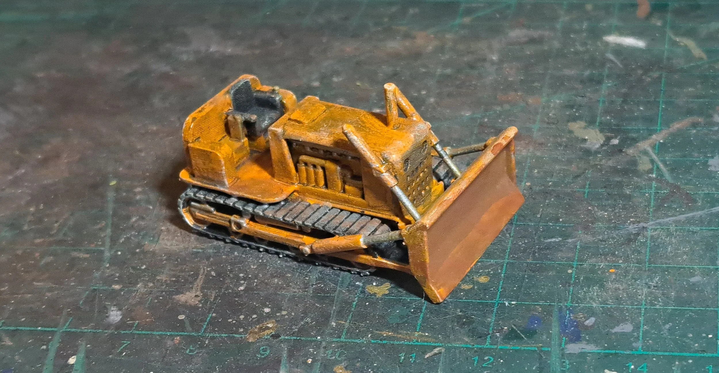 Old version HO  bulldozer - Painted