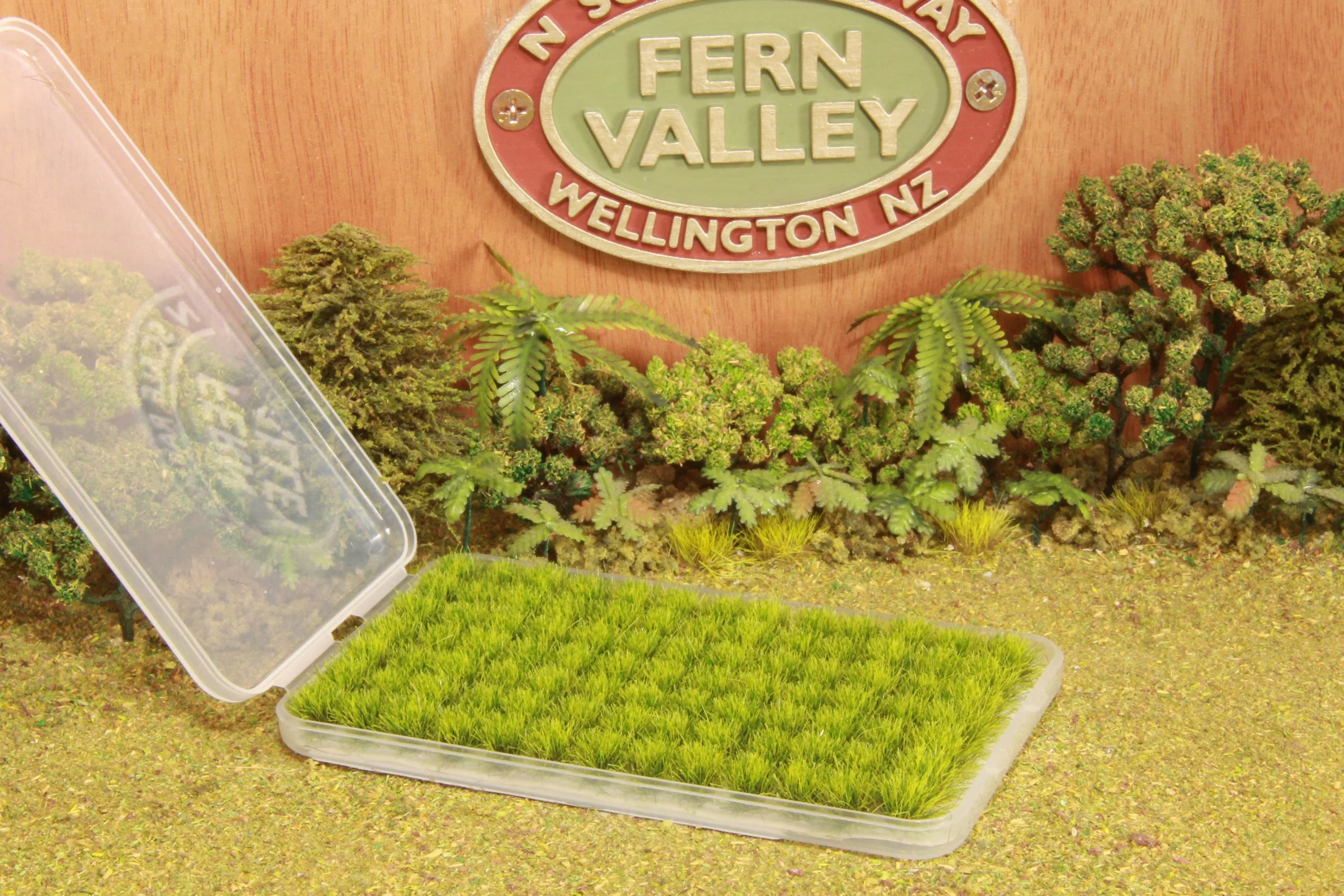 Tuft Grass - Spring Green