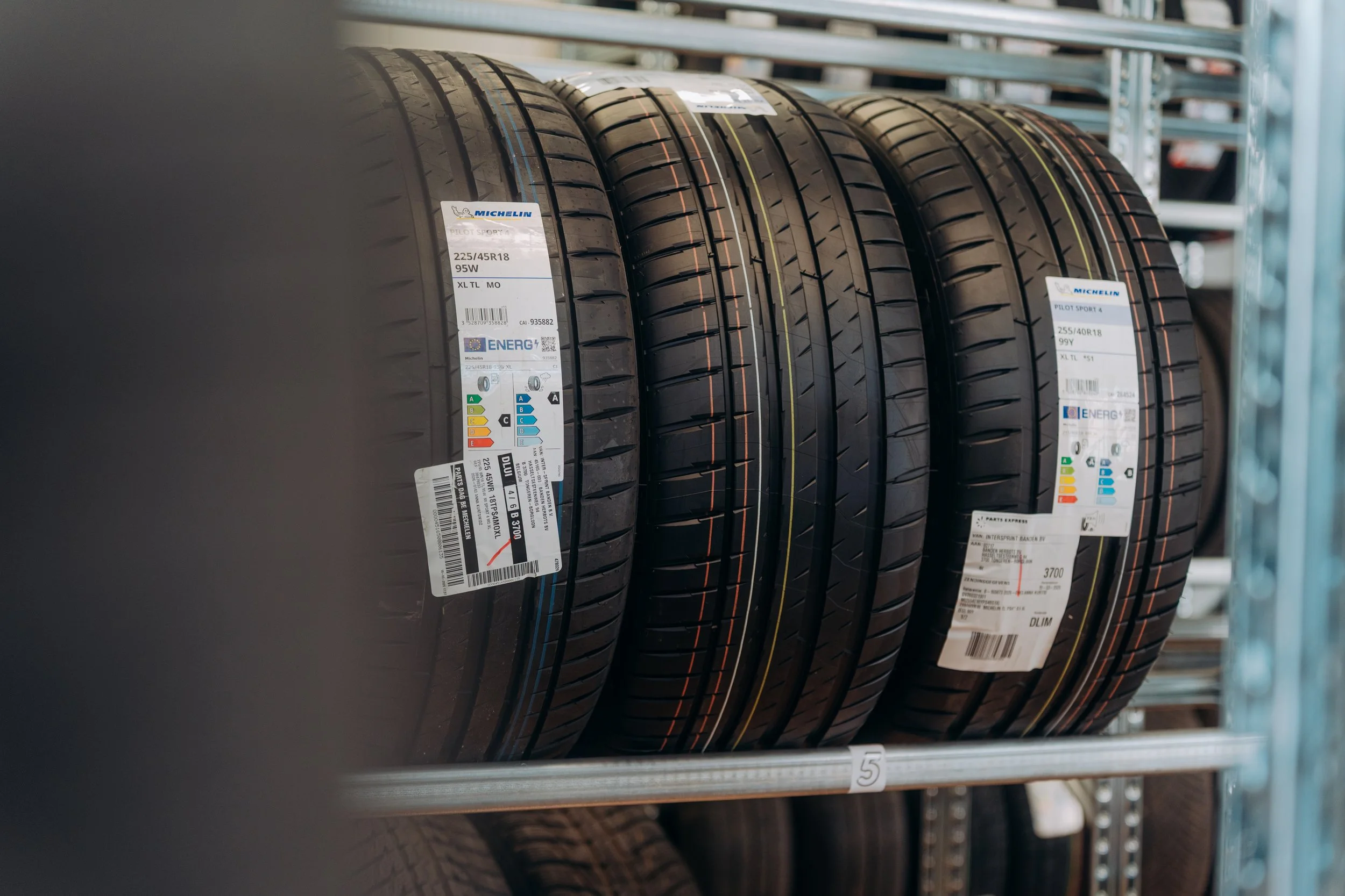 Bandenopslag, bandenstockage en bandenhotel bij Banden Herbots in Tongeren