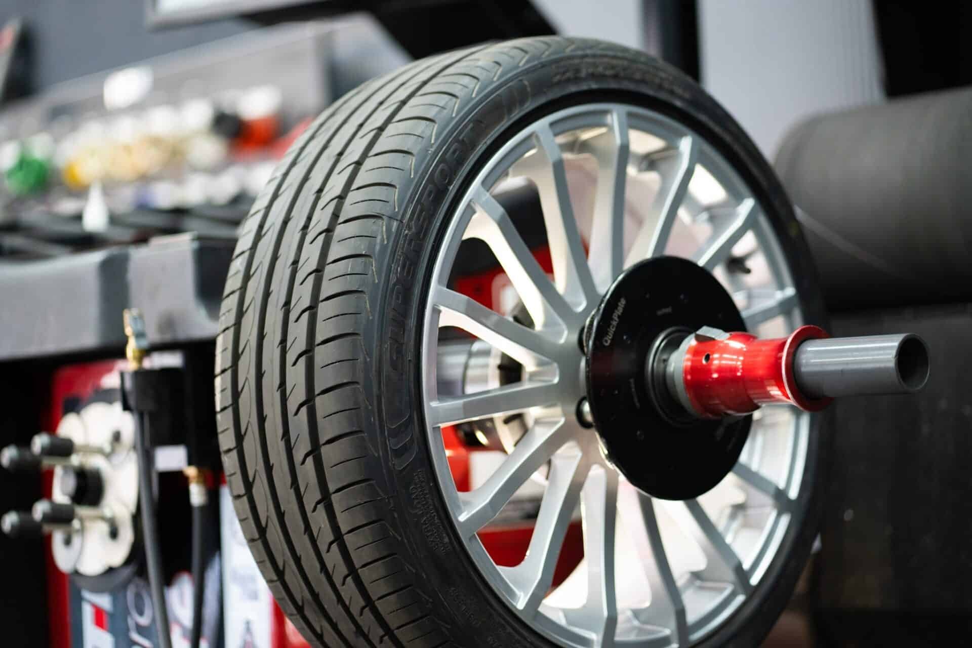 Autoband wordt gebalanceerd op bandenbalanceermachine bij Banden Herbots Tongeren