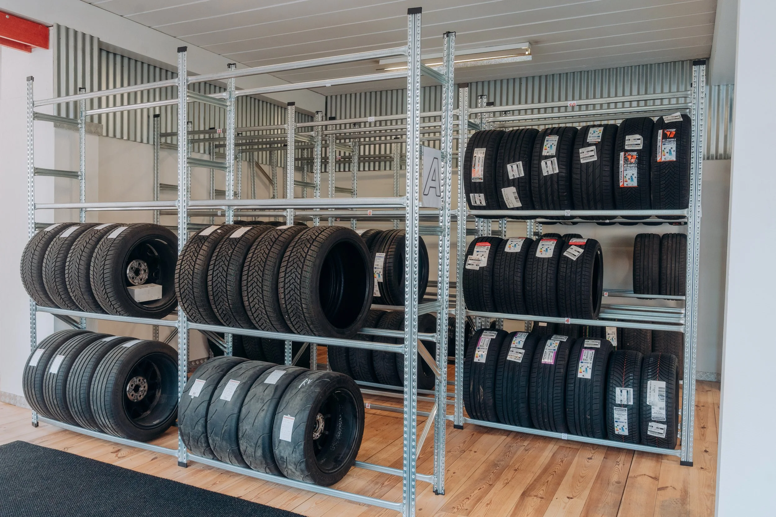Bandenopslag, Bandenhotel en bandenstockage bij Banden Herbots Tongeren.