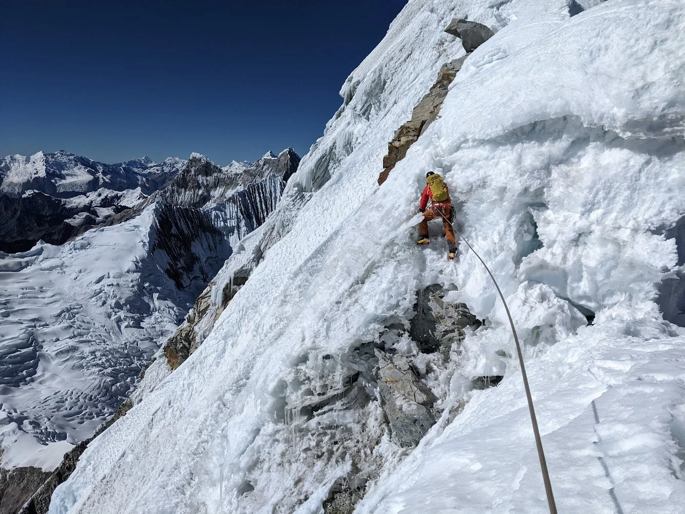 Niklas Haid klettert am Nordgrat des Artesonraju in der Cordillera Blanca