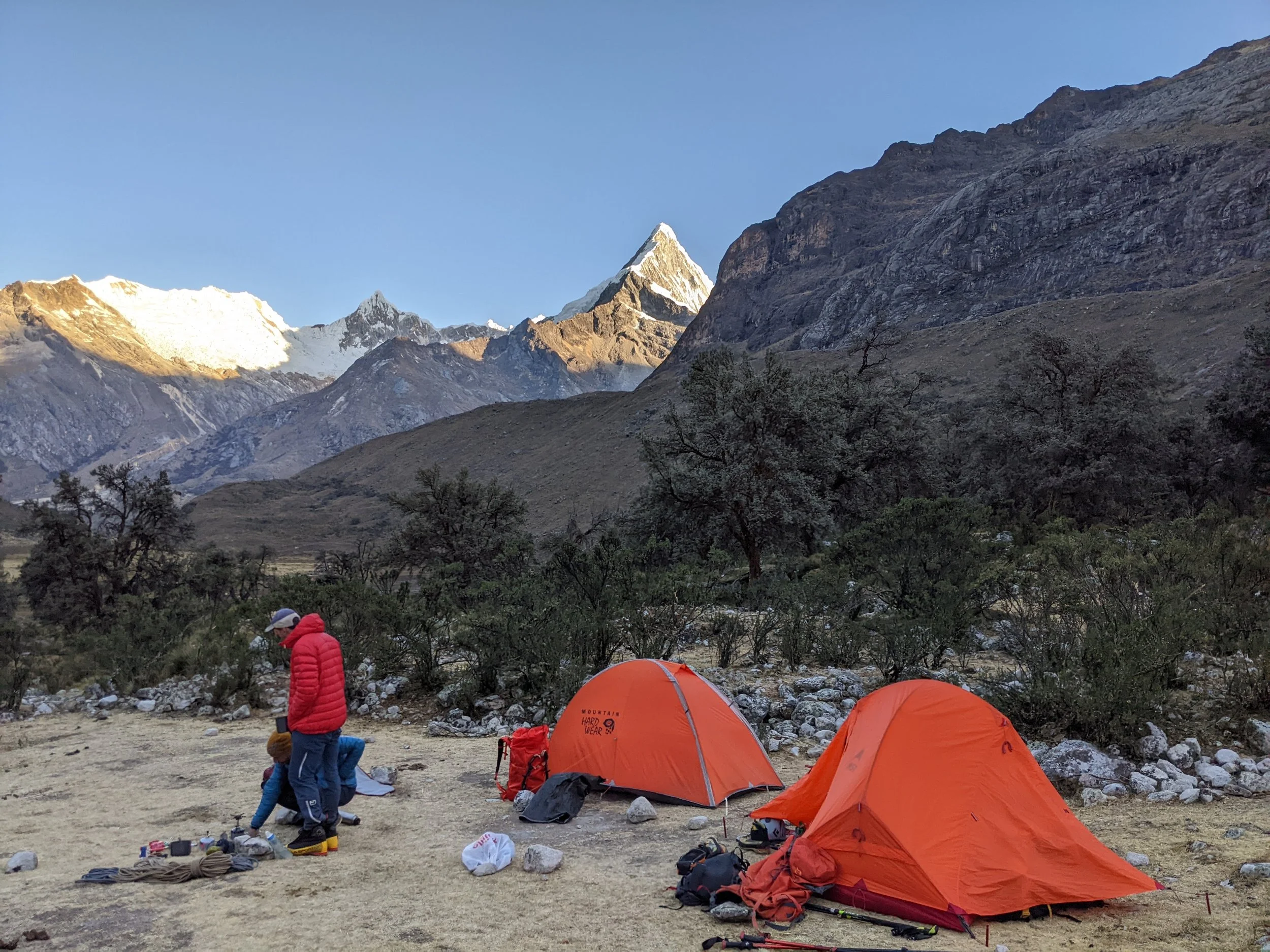 Alpinisten im Alpamayo Basecamp in der Cordillera Blanca