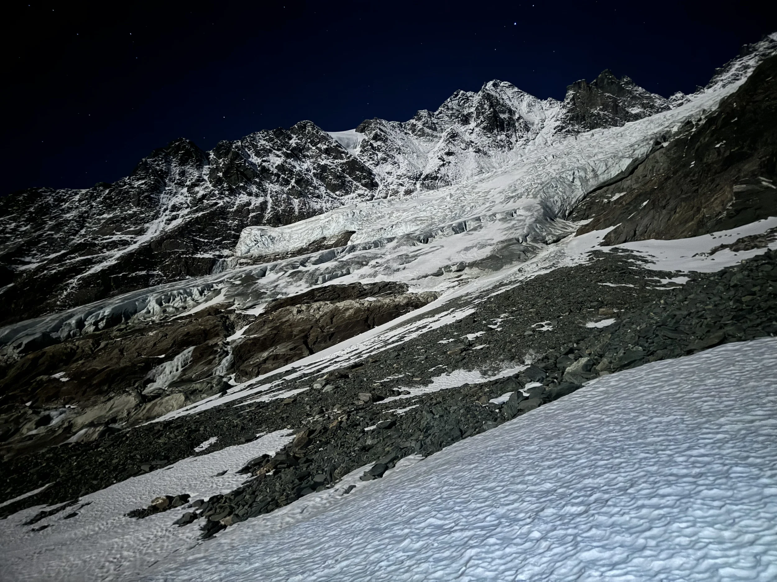 Großglockner Nordwand bei Nacht und unter klarem Sternenhimmel