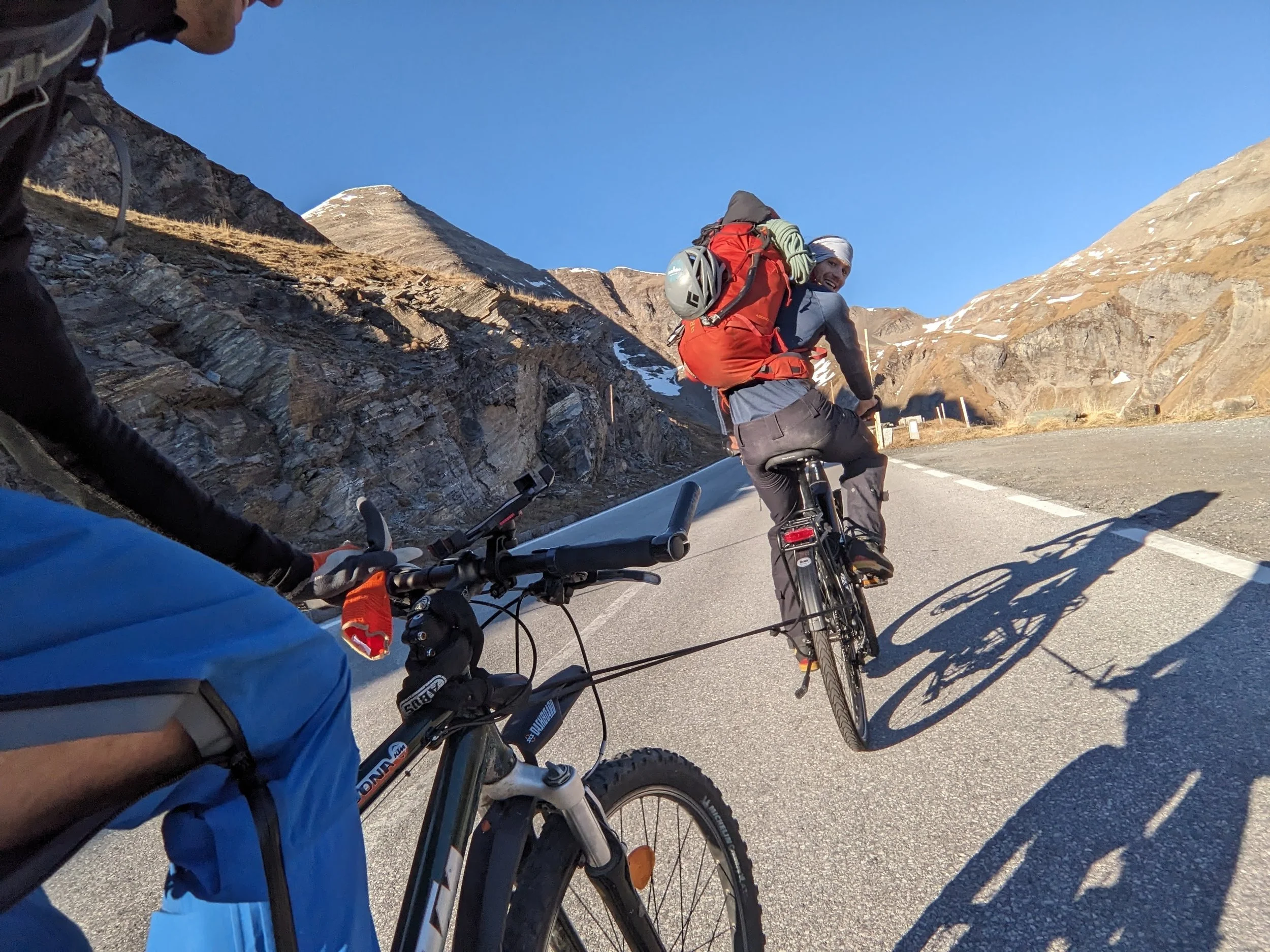 Alexander Brückler und Christoph Meysel am Fahrrad auf der Großglockner Hochalpenstraße