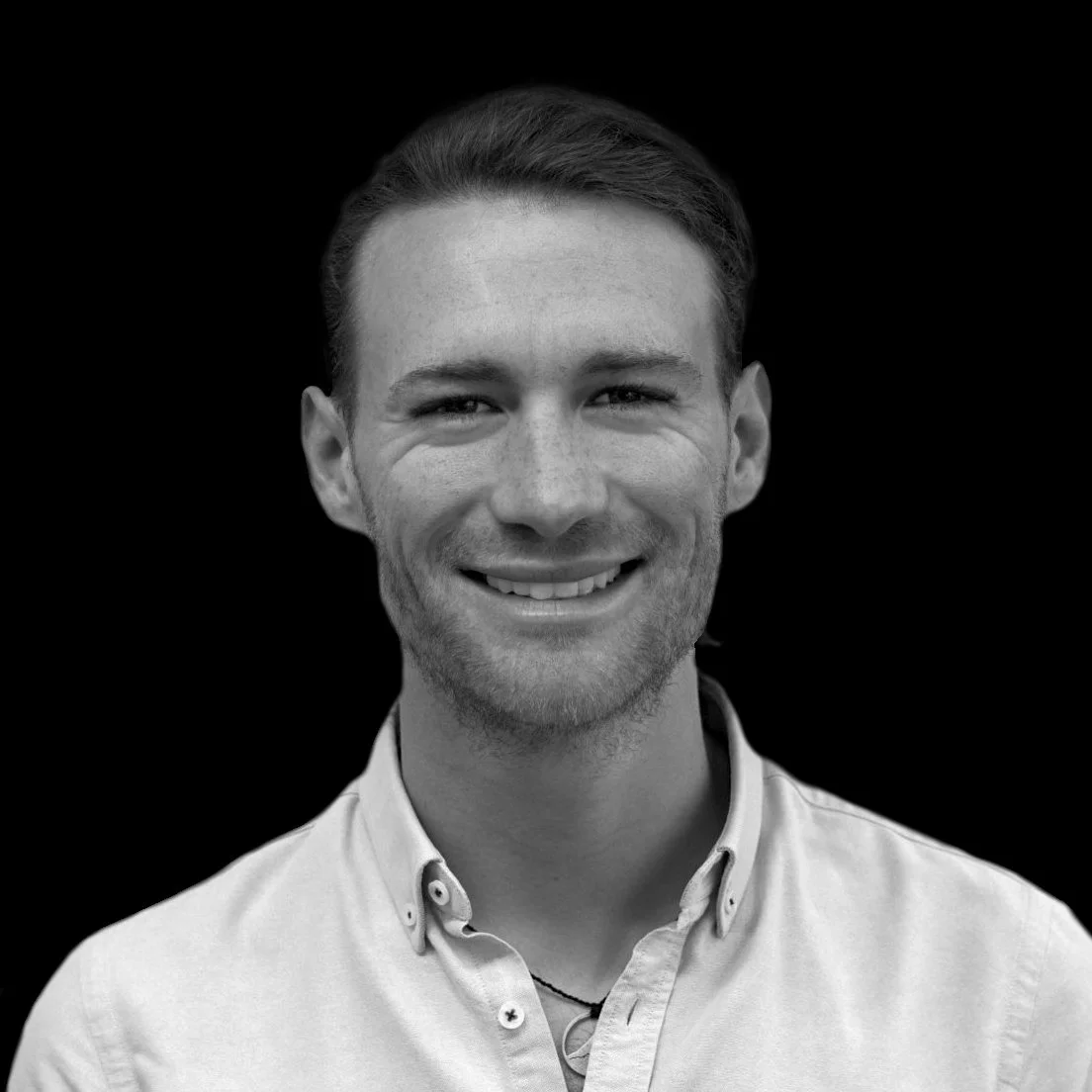 Alexander Brückler Portrait in schwarzweiß auf schwarzem Hintergrund