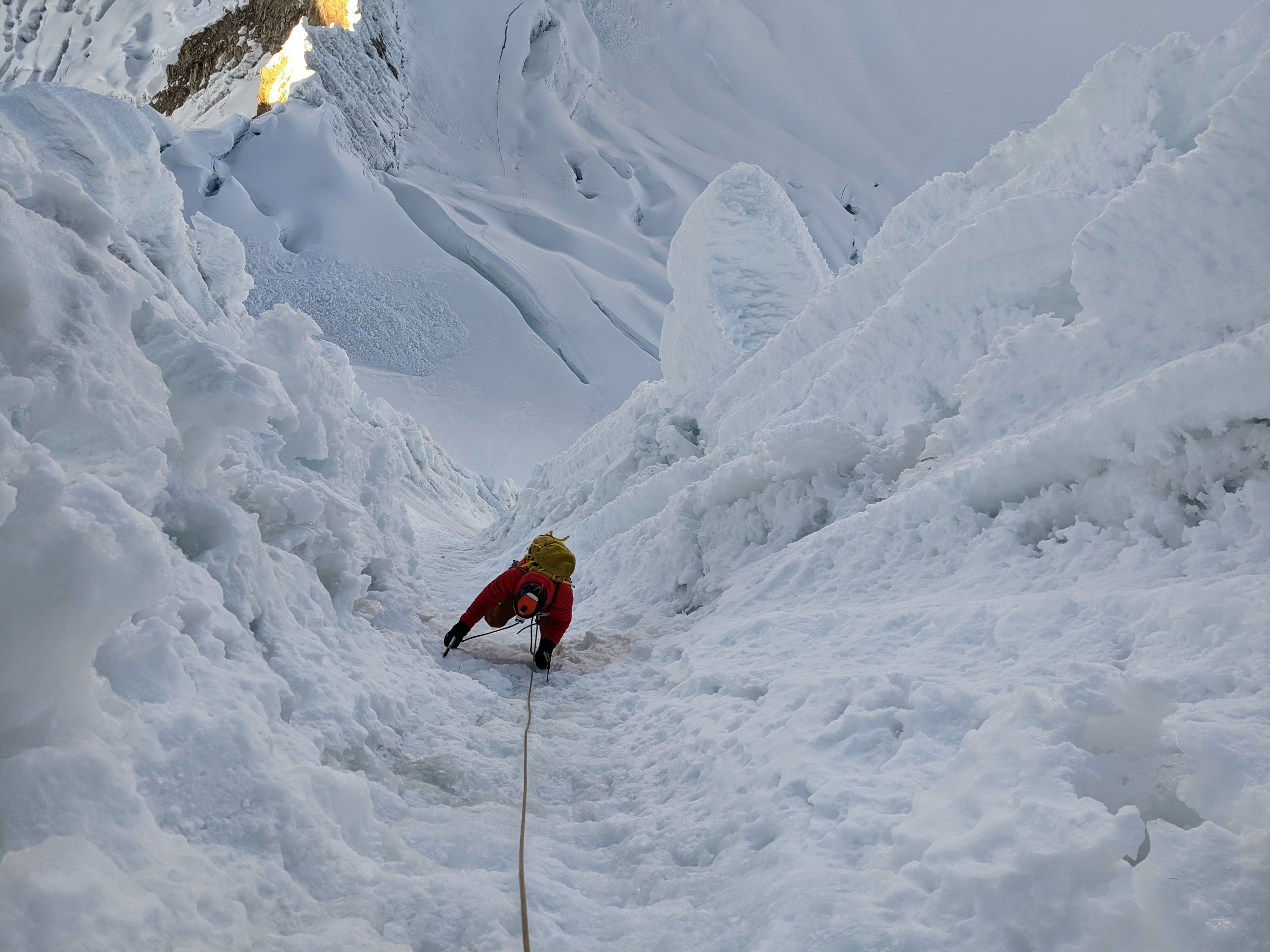 Niklas Haid klettert in der Alpamayo Südwestwand am Alpamayo