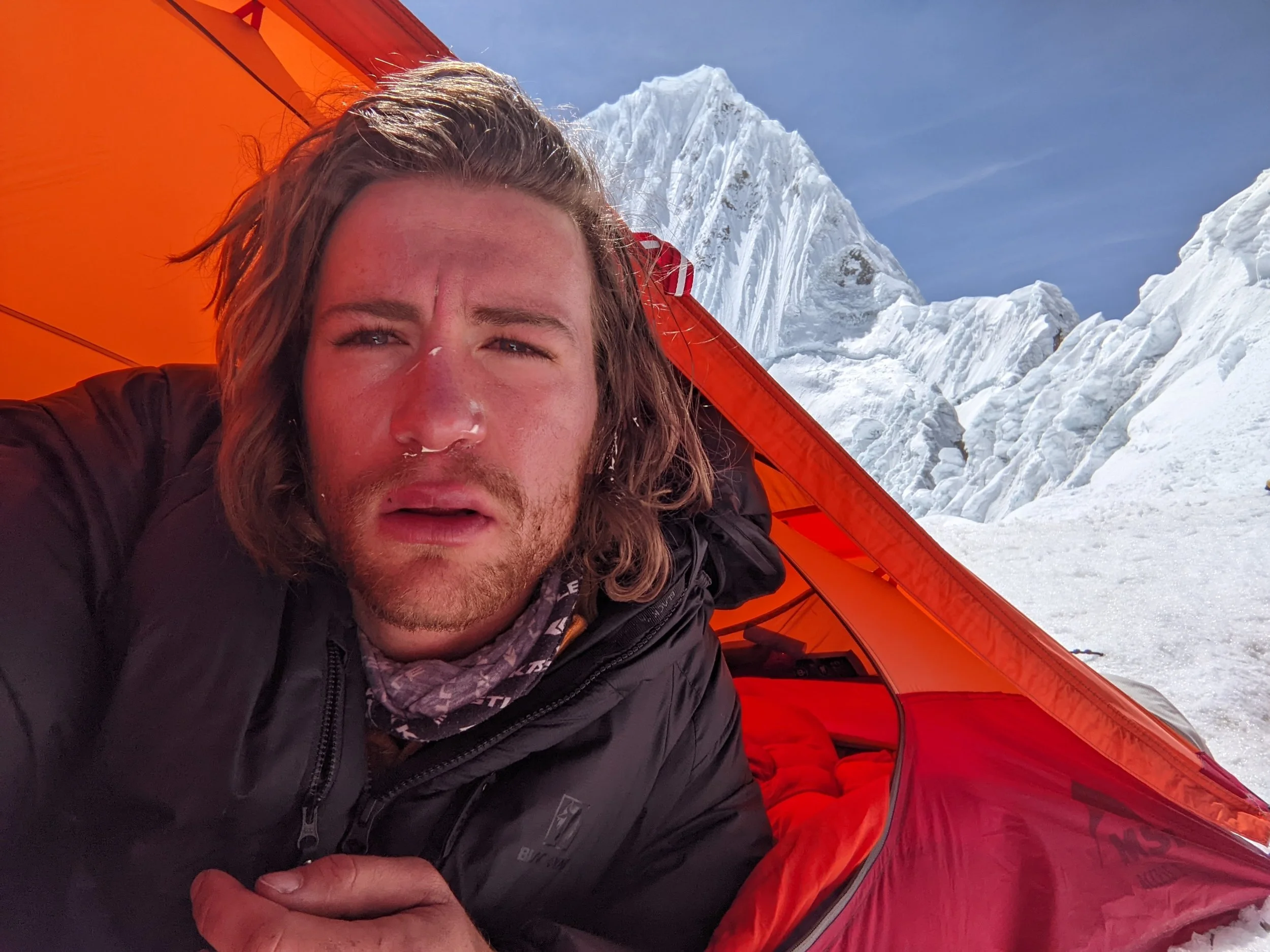 Höhenkranker Bergsteiger im Hochlager des Alpamayo