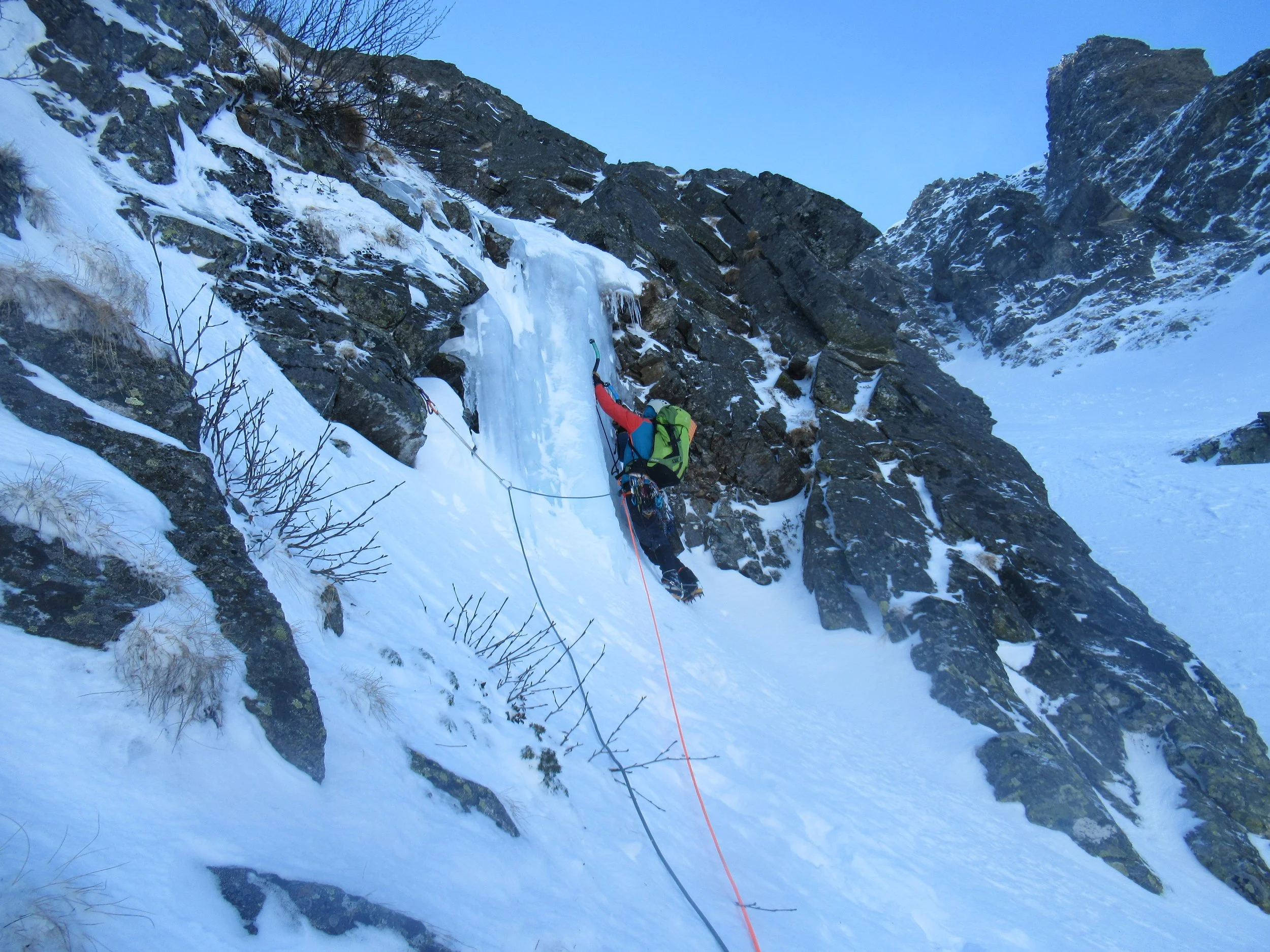 Alpinist beim Eisklettern in den Triebener Tauern