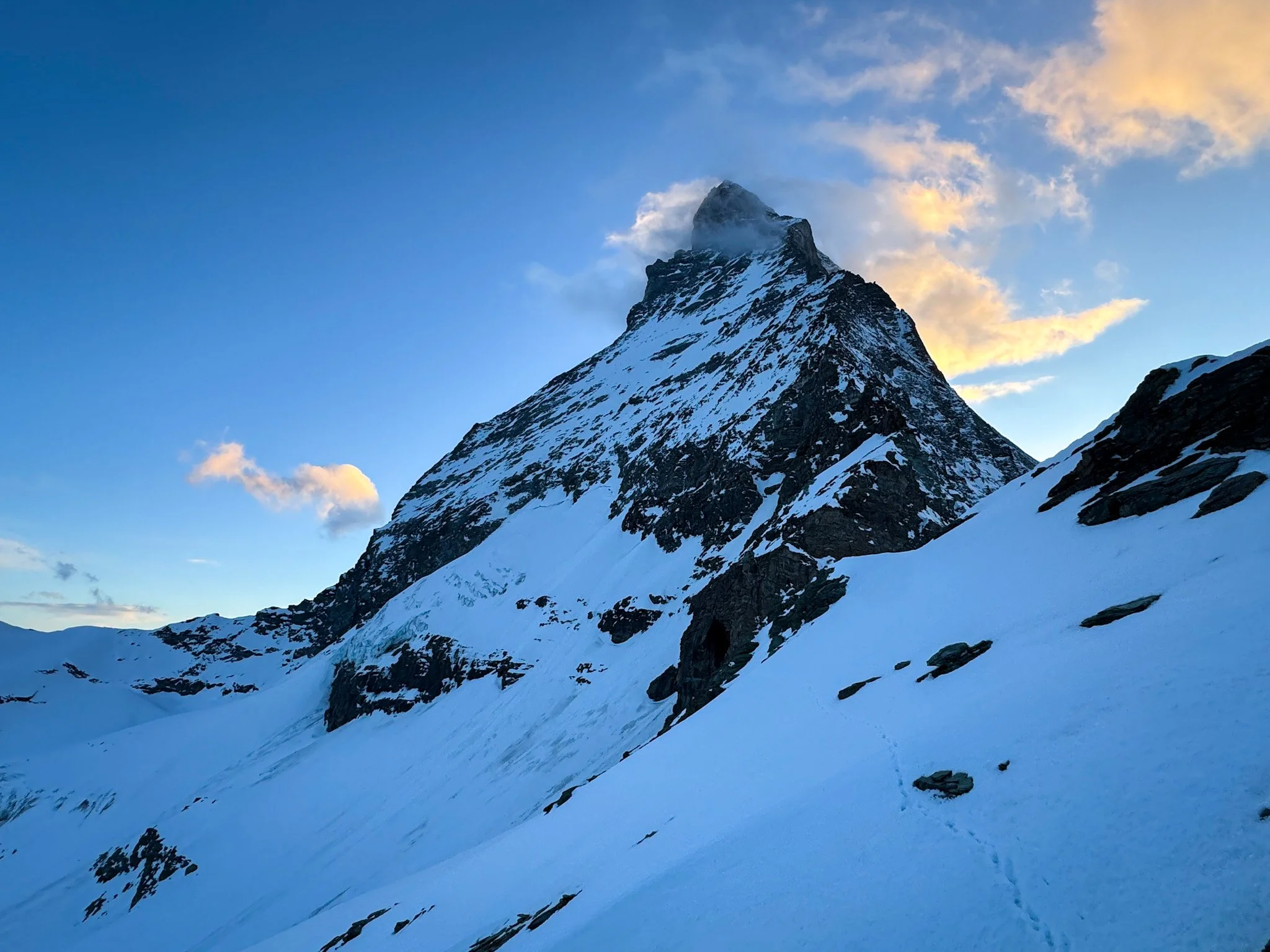 Verschneites Matterhorn bei Sonnenuntergang