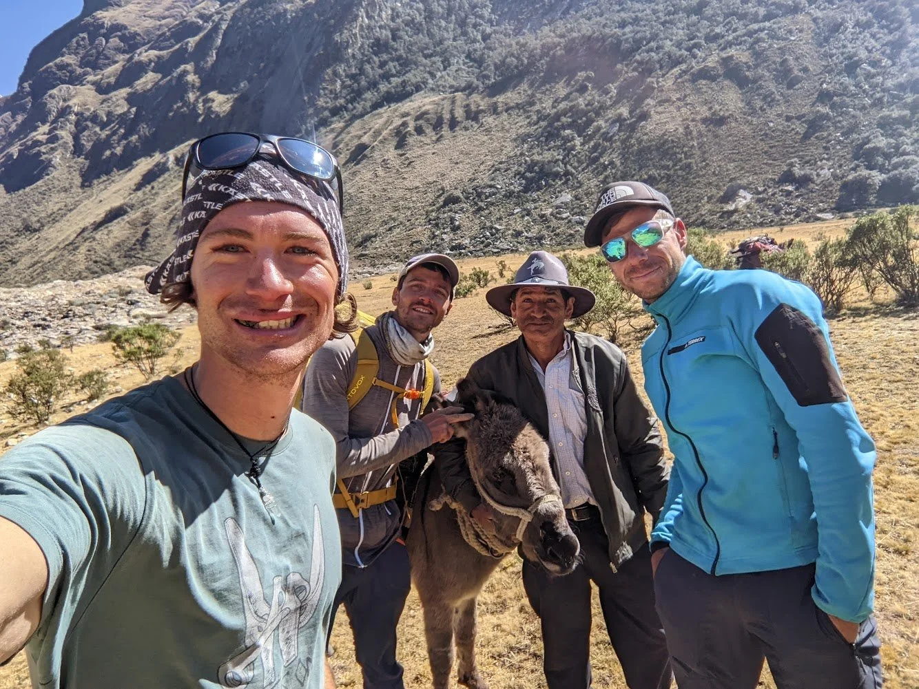 Drei Alpinisten und ein Einheimischer mit Esel im Basecamp des Artesonraju