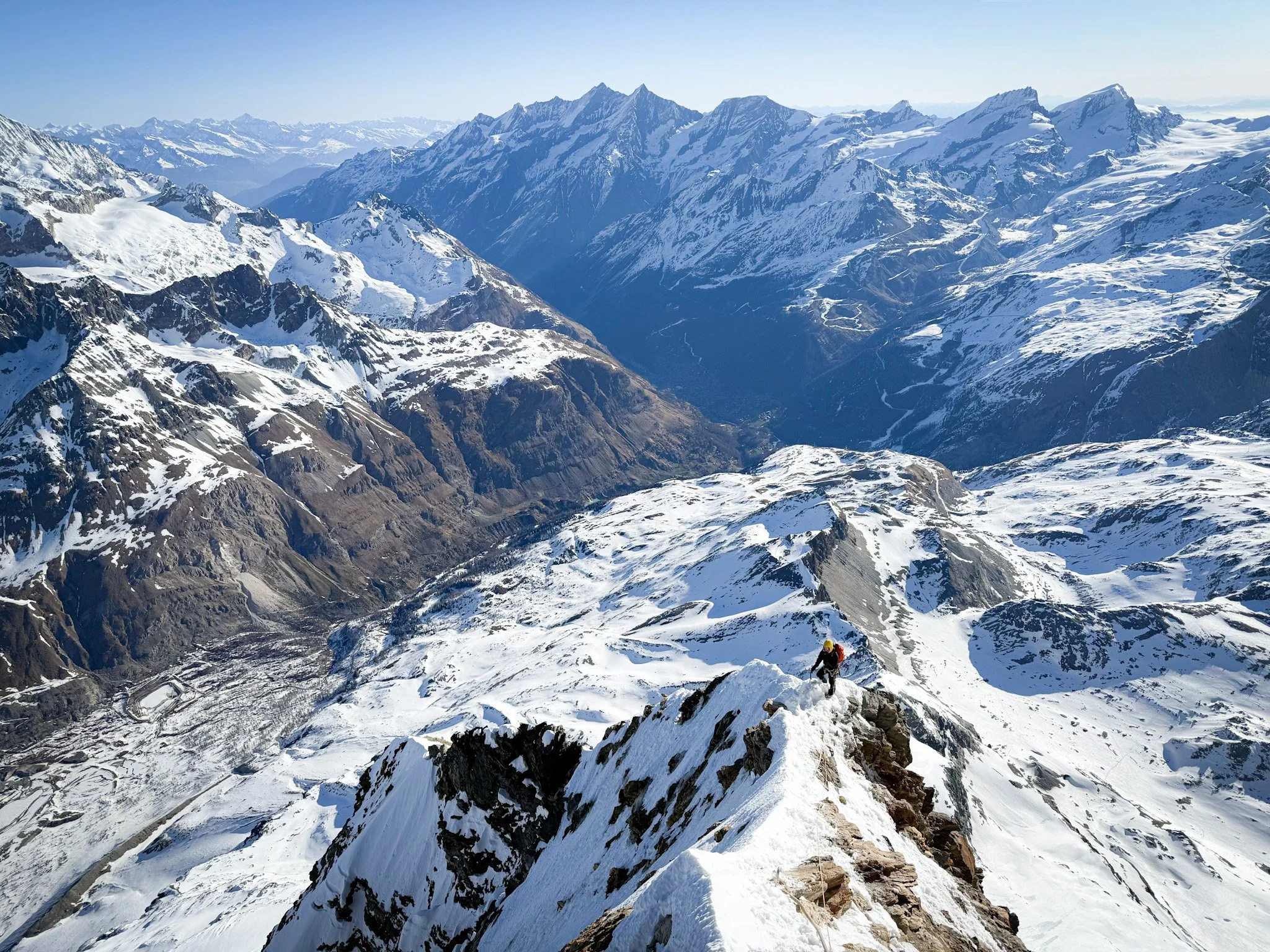 Alpinist beim Abstieg über den Hörnligrat am Matterhorn