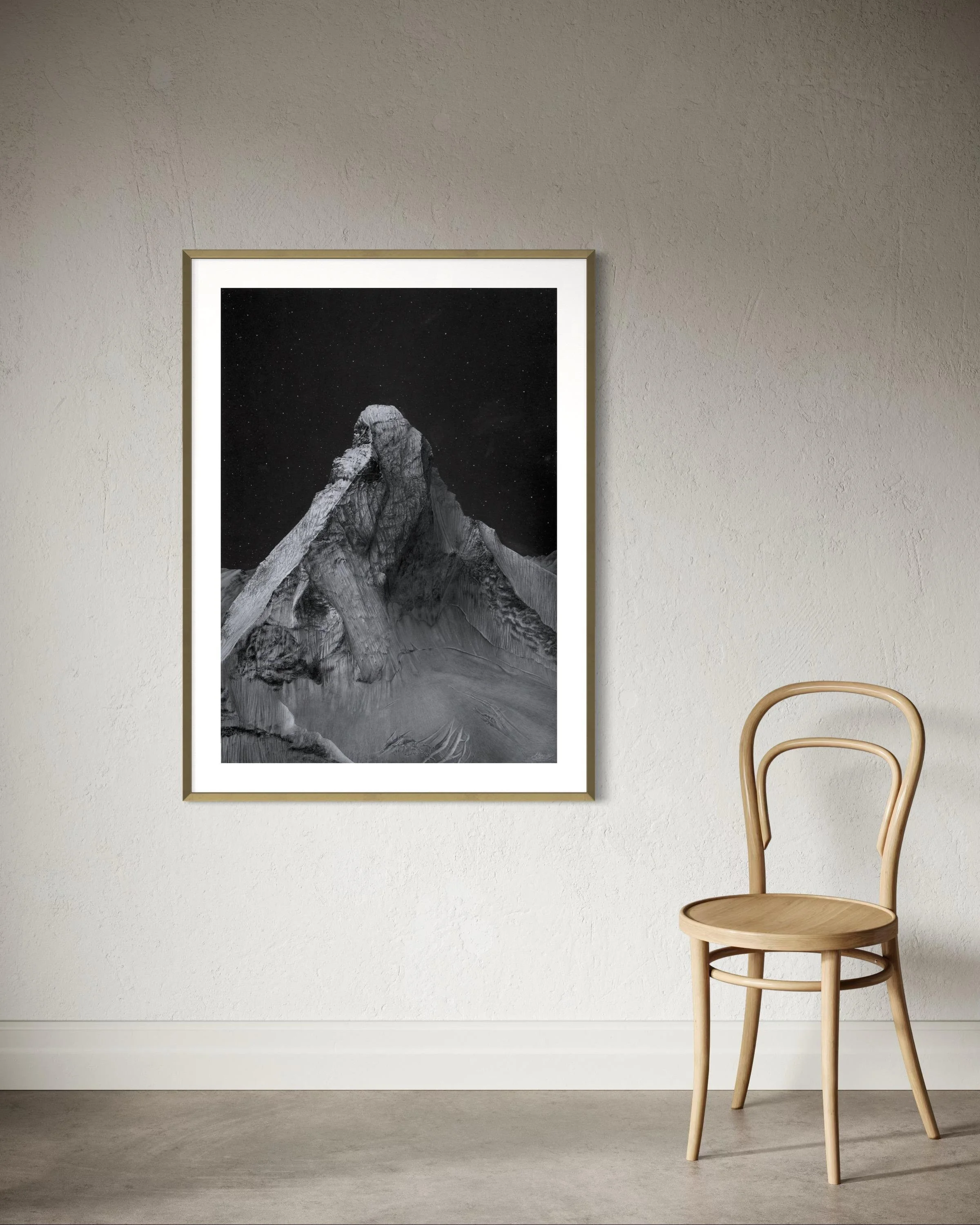 Gerahmter Kunstdruck eines handgezeichneten Matterhorn Bergportraits in einem minimalistischen Wohnraum