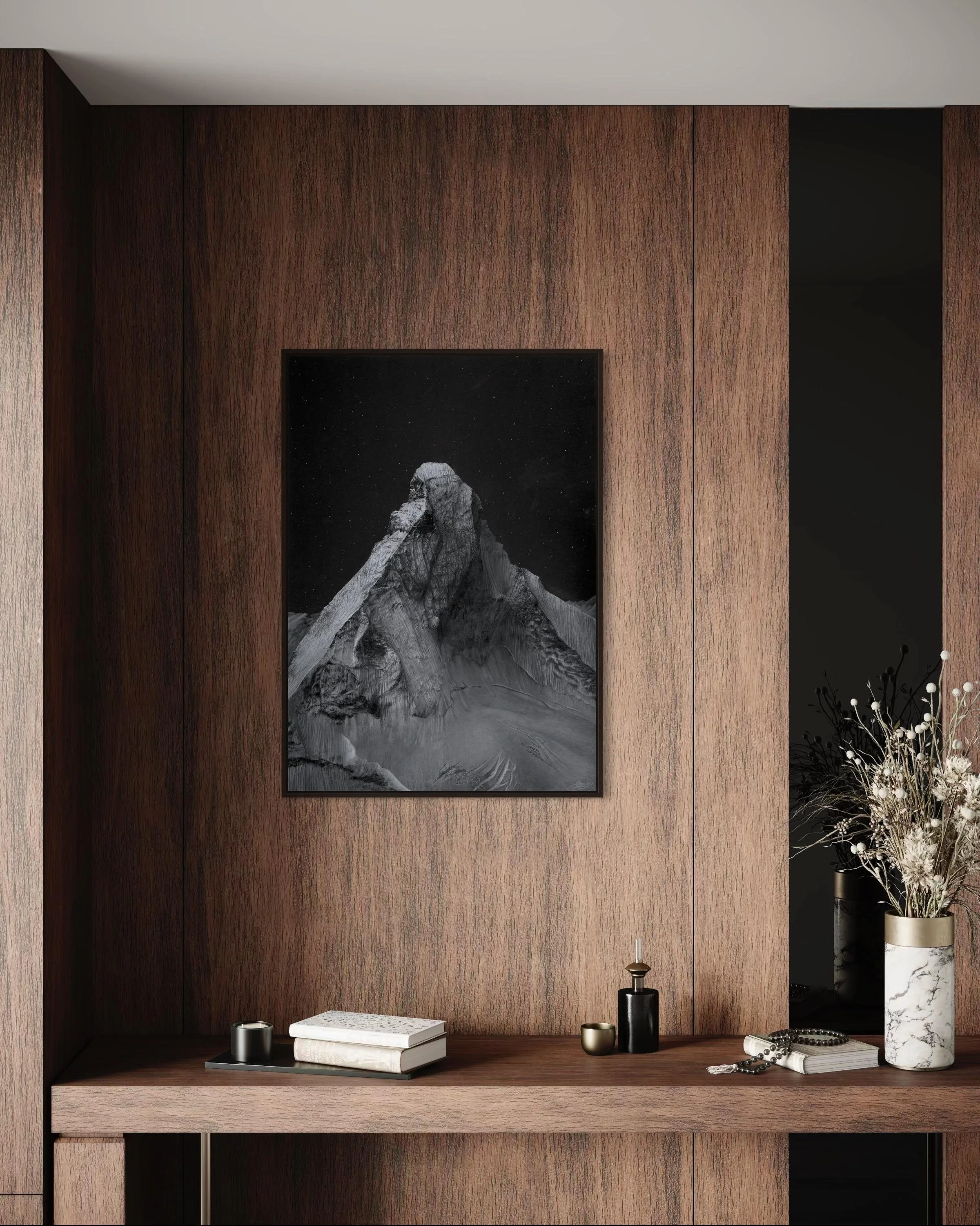 Gerahmter Kunstdruck eines handgezeichneten Matterhorn Bergportraits an einer Holzwand einer modernen Wohnung