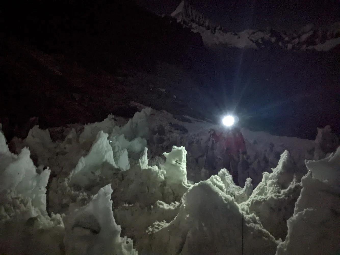 Alpinist im Büßereis am Artesonraju in Peru