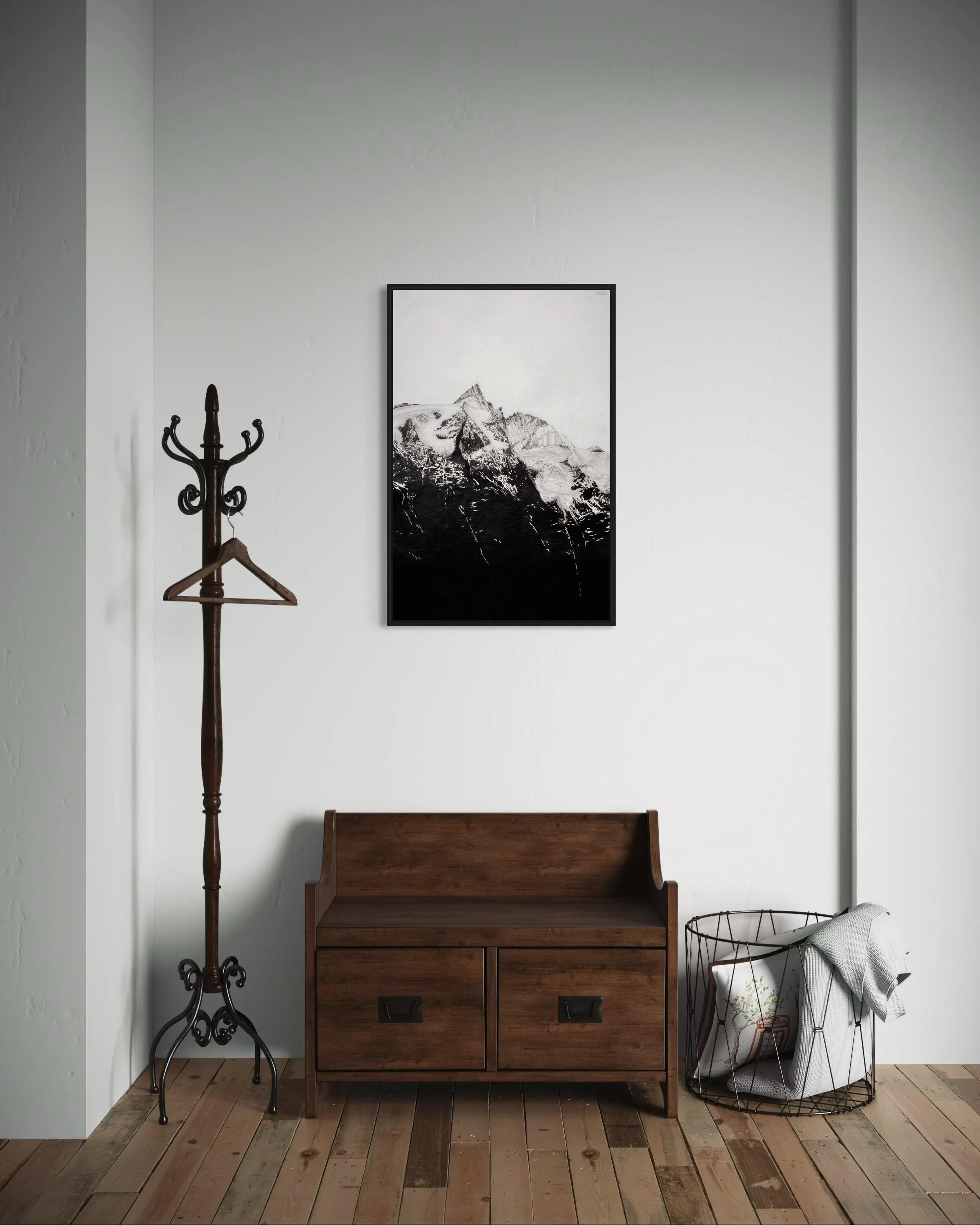 Gerahmtes Bergportrait des Großglockners als Kunstdruck an einer Wand im Vorraum