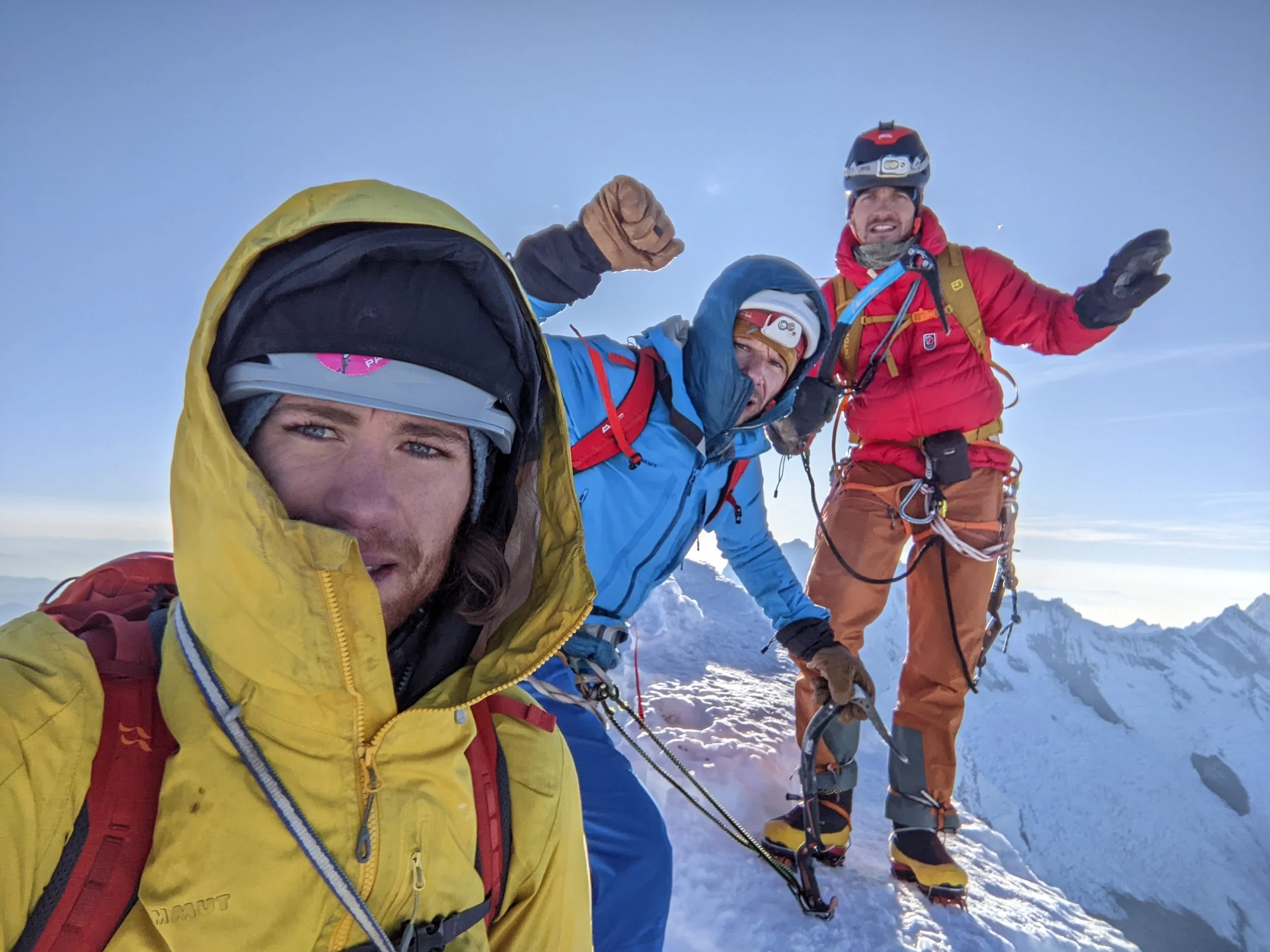 Drei Alpinisten am Gipfel des Alpamayo in Peru