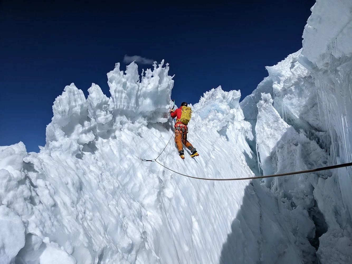 Niklas Haid klettert durch einen Gletscherbruch am Artesonraju