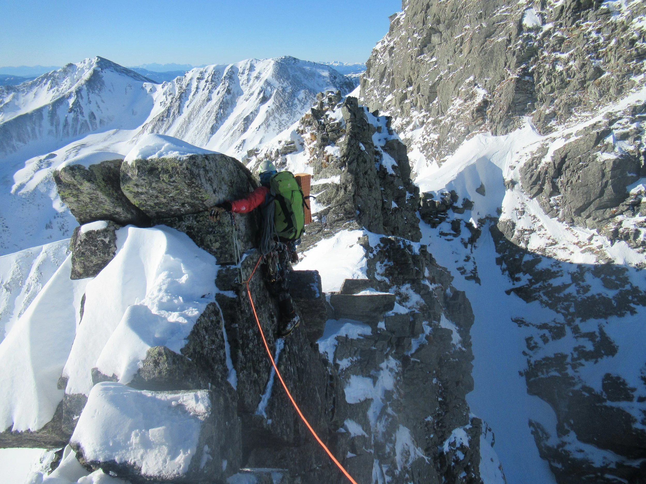 Niklas Haid klettert am winterlichen Gamskögelgrat