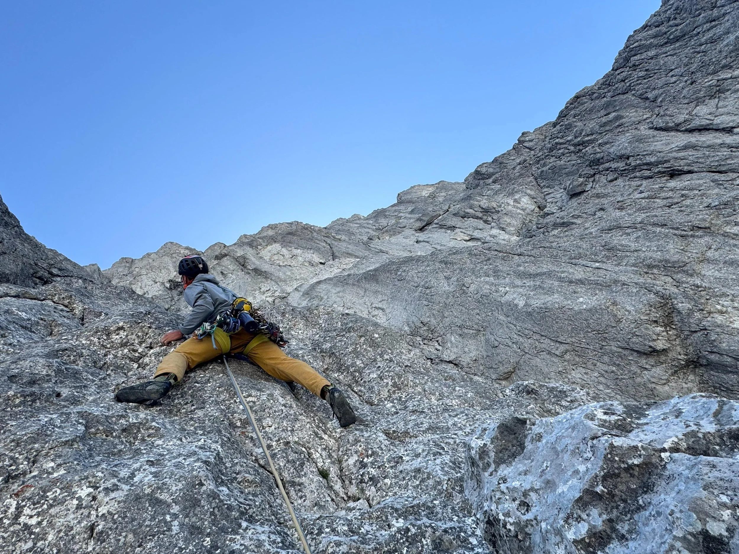 Niklas Haid beim Alpinklettern in der Nordwand der Großen Bischofsmütze