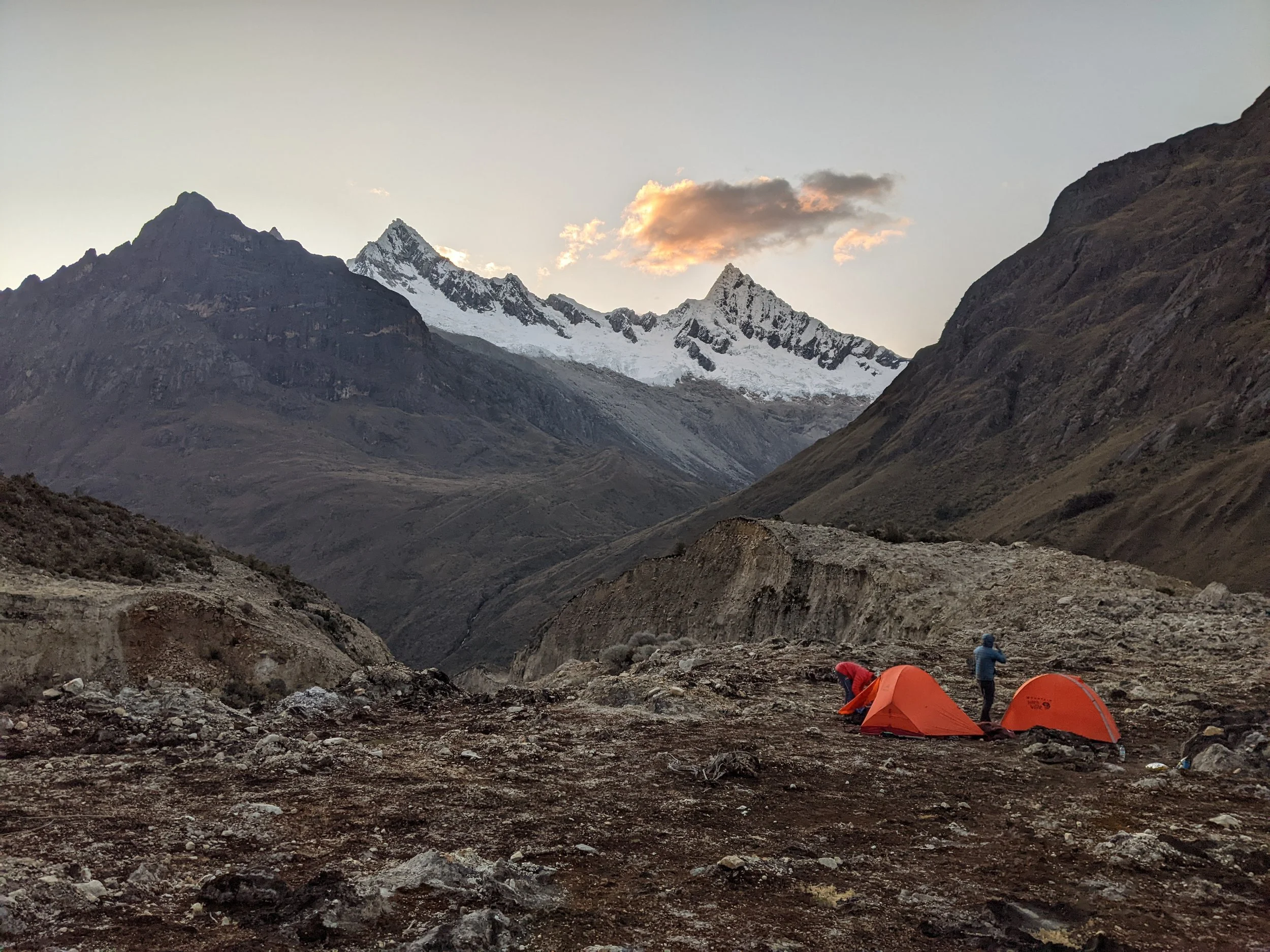 Im Artesonraju Basecamp bei Sonnenuntergang