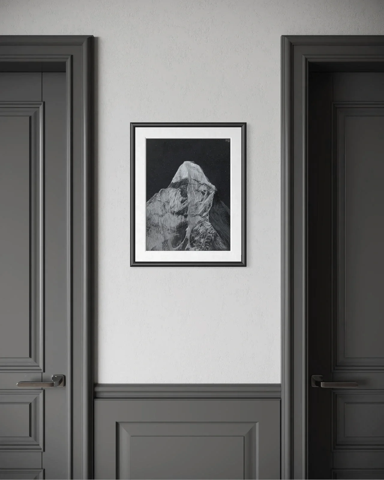 Ama Dablam Bergportrait als gerahmter Kunstdruck in Wohnraum zwischen zwei Türen