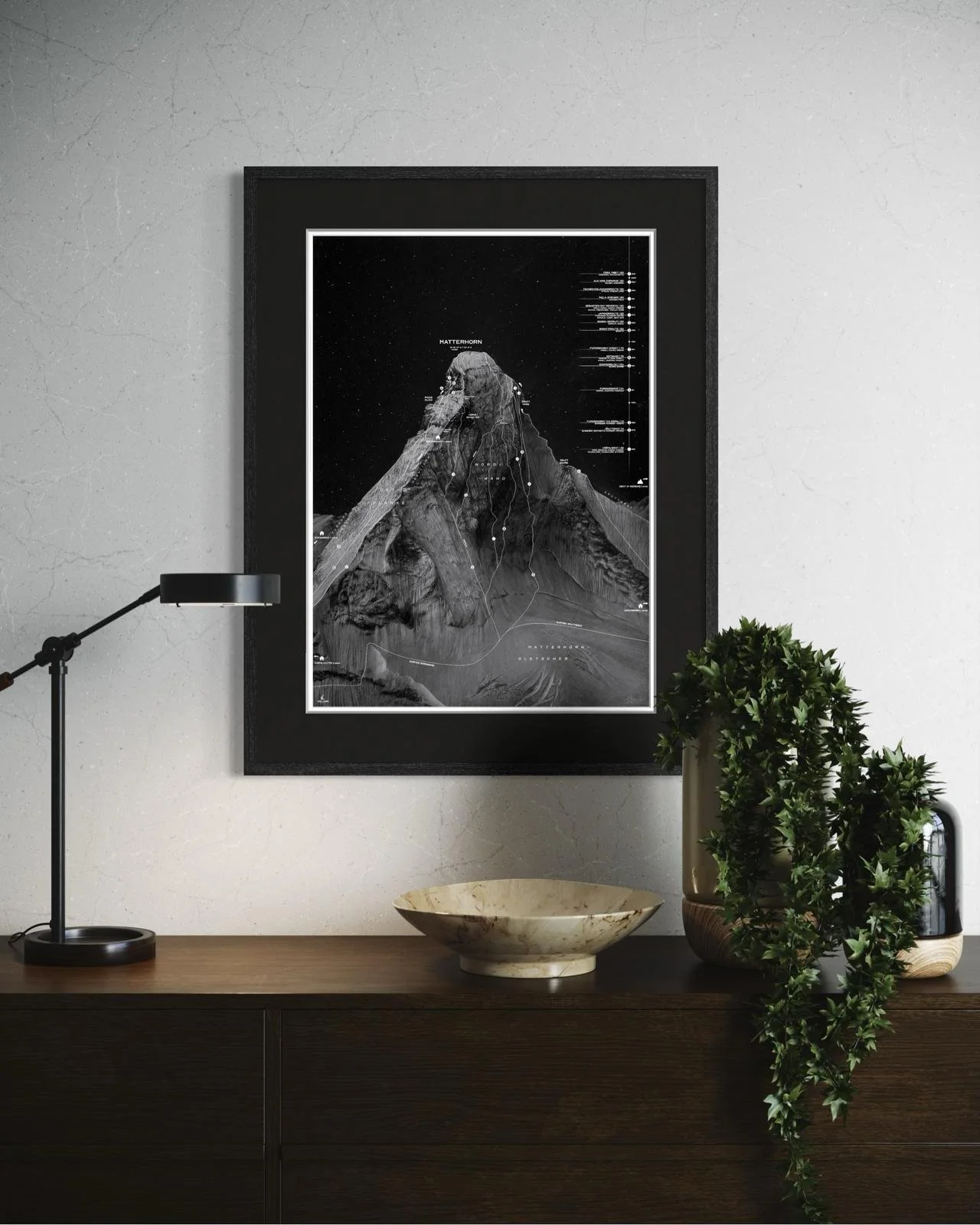 Detailreiches Bergportrait des Matterhorns mit Infografik, in einem schwarzen Rahmen