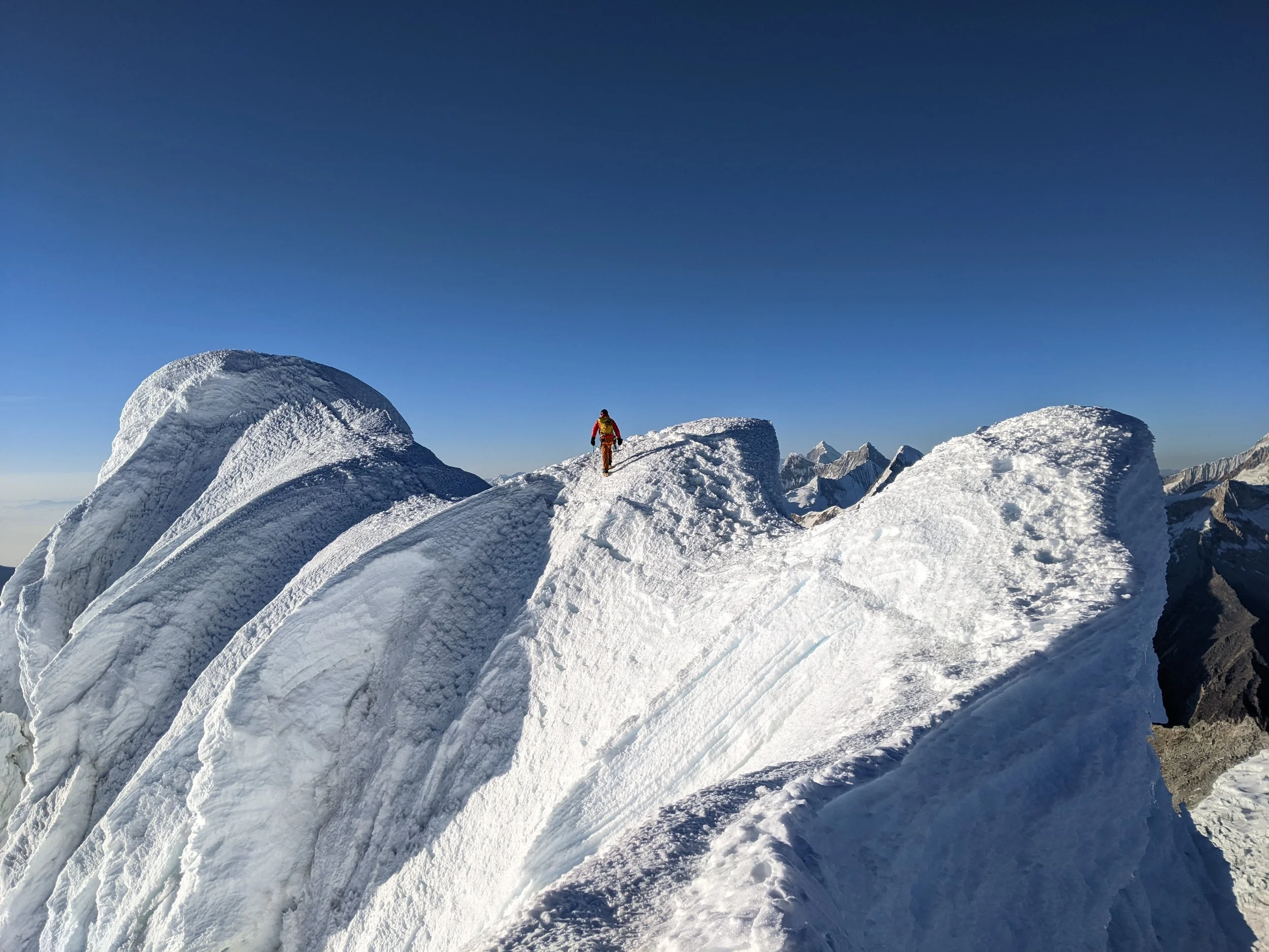 Niklas Haid am Gipfelgrat des Alpamayo in Peru