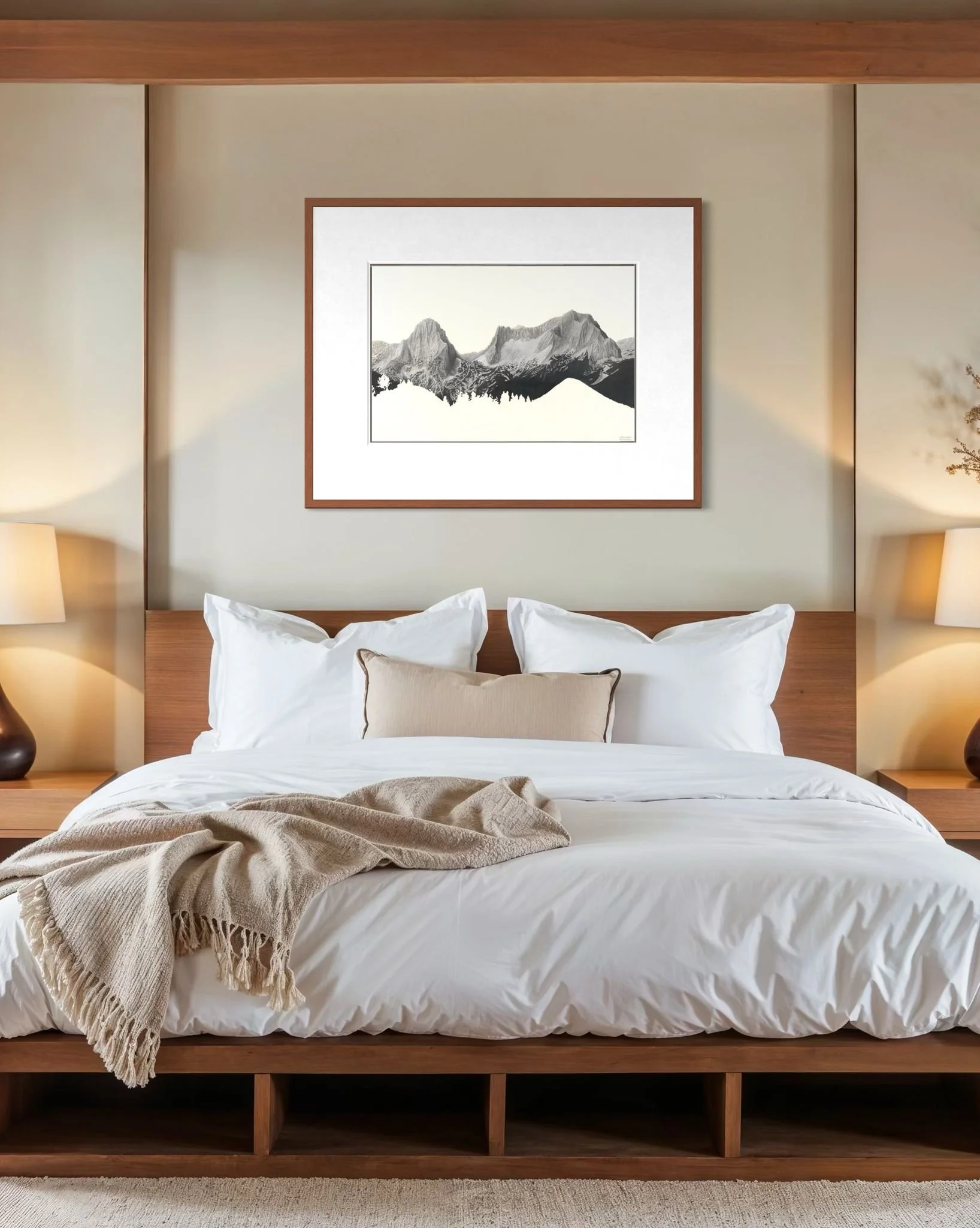 Gerahmter Kunstdruck eines handgezeichneten Bergportraits vom Großen Priel und der Spitzmauer - in einem gemütlichen Schlafzimmer