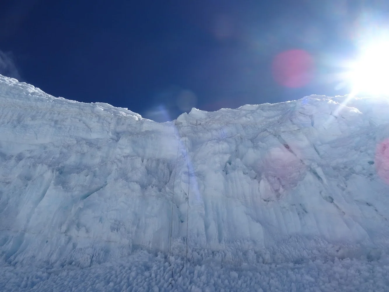 Schwierige Steilstufe bei einer Besteigung des Artesonraju