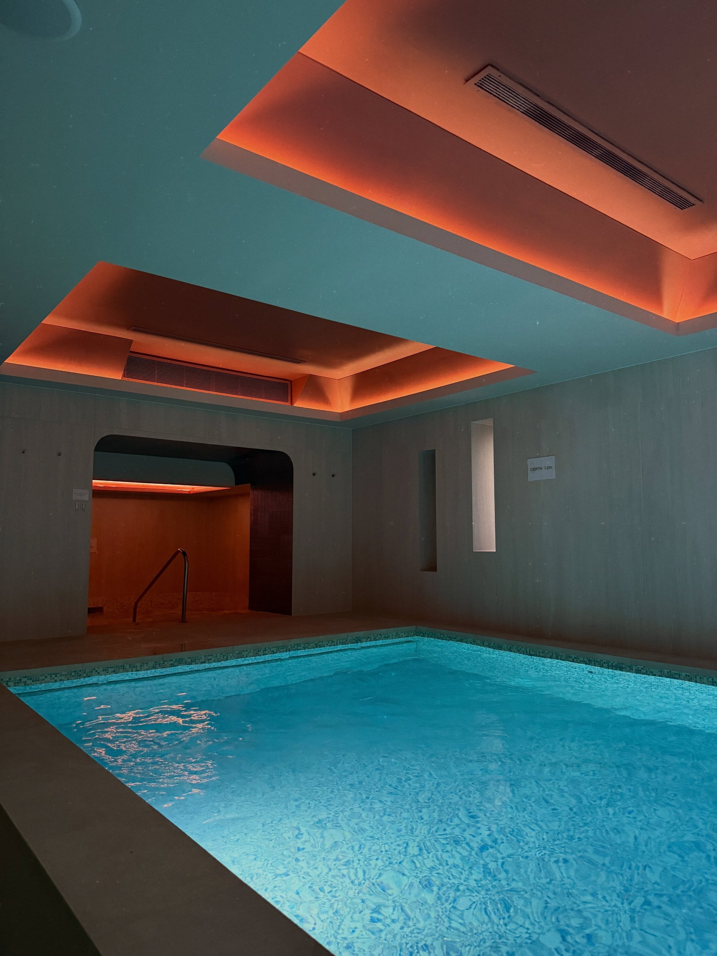 A dreamy night away at @thenici with @evolvebeautyuk 🤍

A space that felt like I could have been in Miami but I was only a train ride from London, @thenici are the first hoteliers to introduce personalised, certified organic spa treatments from @evo