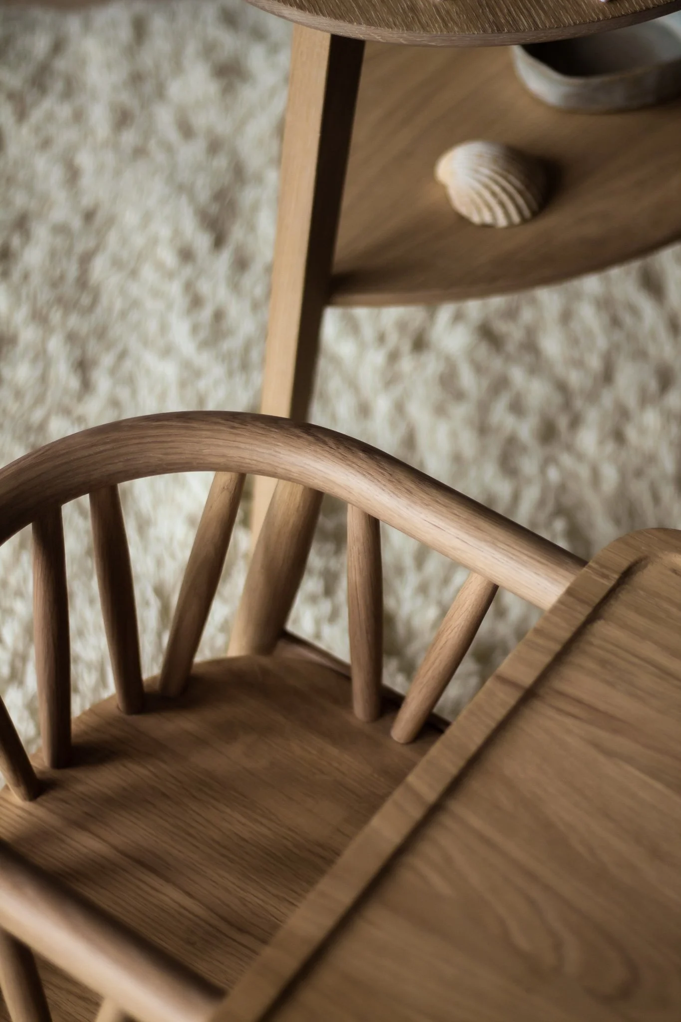 Nærbillede af to træstole og et skab med skaller