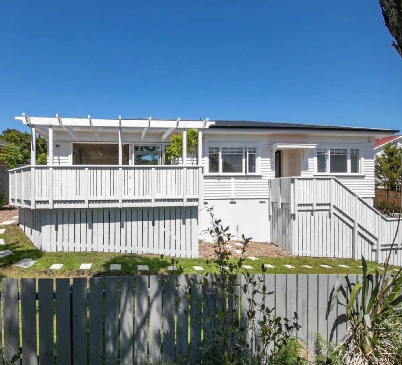 The new deck and pergola complete the extension, creating an outdoor space with character that connects seamlessly with the living area.