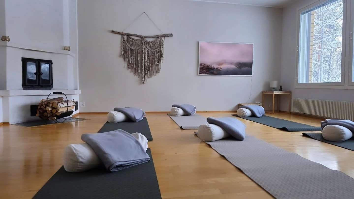 💚 Yinjoogaa Pappalassa 💚

Kun tulet joogaamaan Pappalaan, voit j&auml;tt&auml;&auml; kiireen taakse jo matkalla. Laita soimaan rauhoittavaa musiikkia ja anna kierrosten laskea. 

Perill&auml; sinua odottaa luonto ja rauha &mdash; niist&auml; voit n