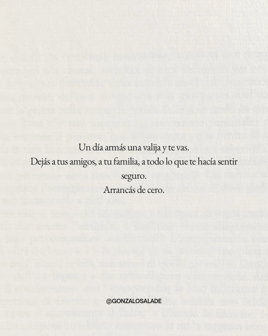 A veces necesit&aacute;s irte para encontrarte.
Armar una valija, empezar de cero, creer que nada cambia&hellip;
hasta que te das cuenta de que s&iacute;.
Que el mundo se abre distinto cuando nadie te conoce,
cuando no hay guiones que repetir.

Este 