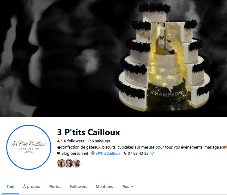 Un gâteau de mariage en forme de bouteille de champagne avec plusieurs couches et décorations blanches et noires.