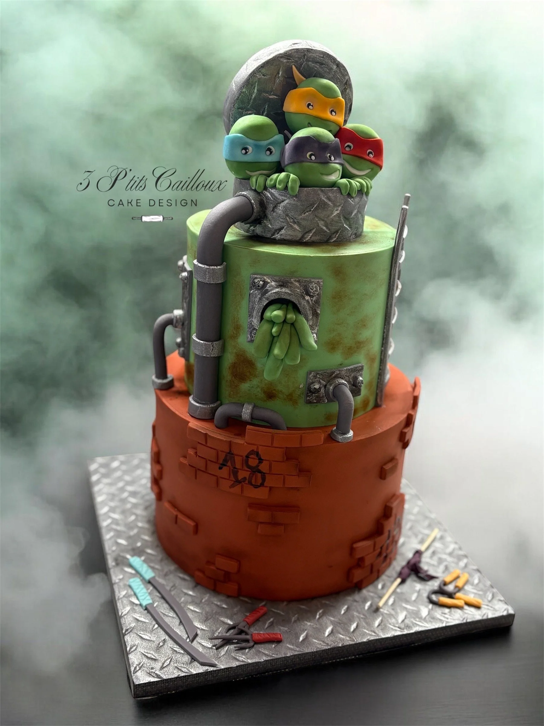 Gâteau en forme de poubelle avec des tortues ninja en figurines en haut.