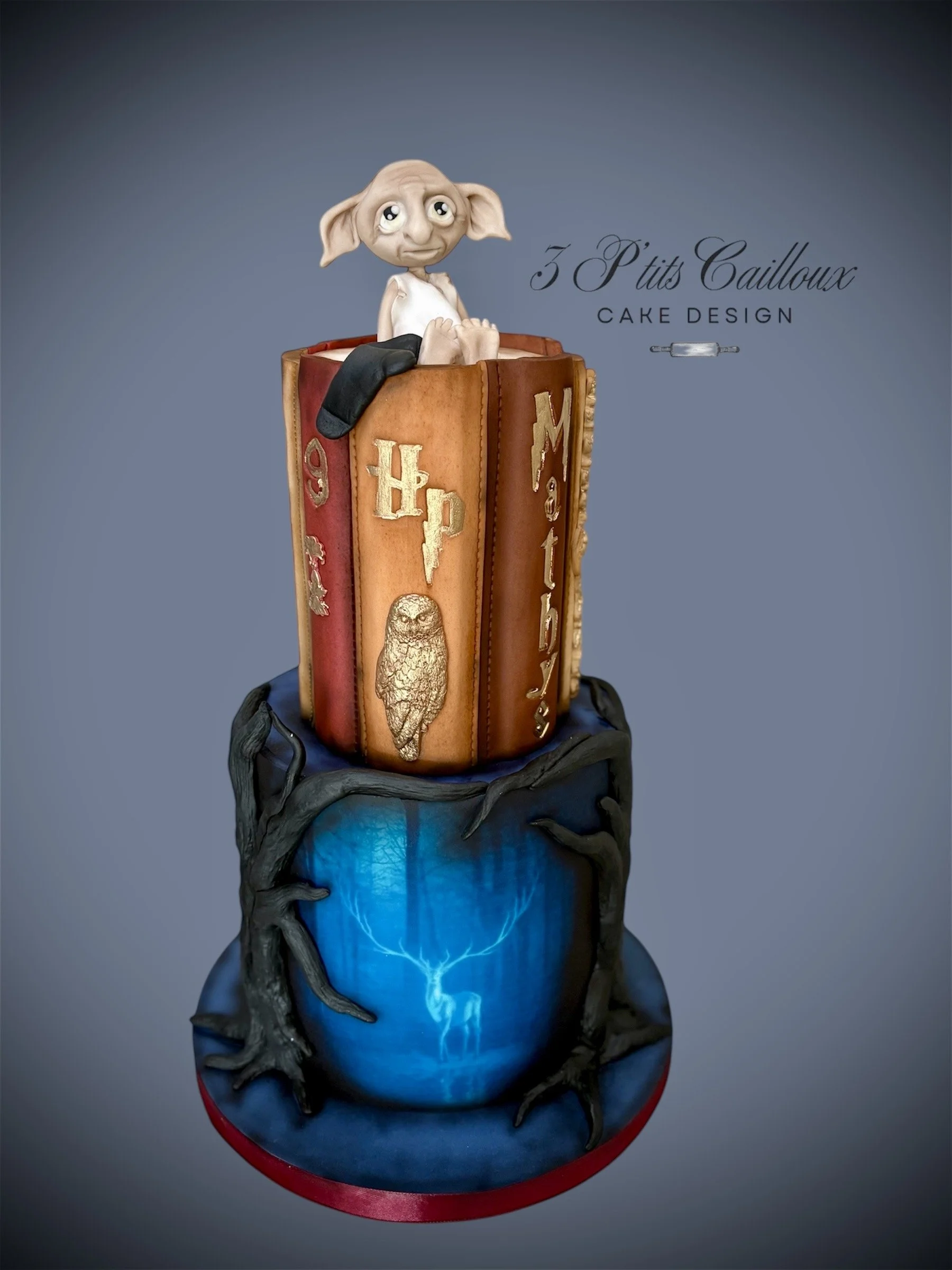 Gâteau représentant une créature fantastique sortie d'un livre ou d'une légende, avec un décor sombre et mystérieux