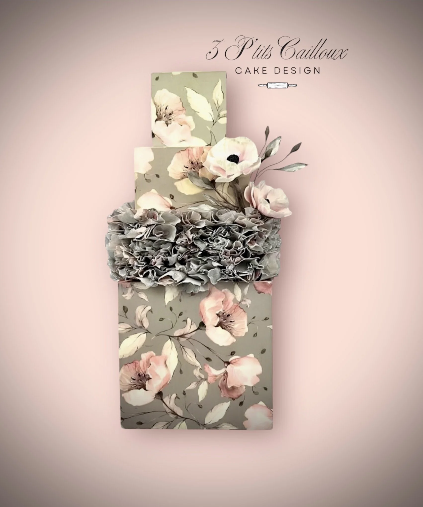 Une boutique utilisant des boîtes à gâteau décoratives avec un motif floral pastel, organisé comme un gâteau pour présentation, liées à une idée de design de gâteau.