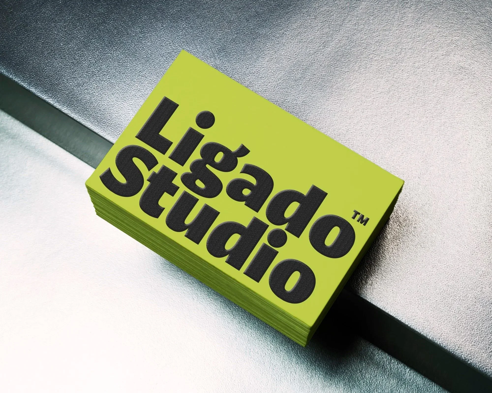 LIGADO-STUDIO_mockup-cartoes-visita.jpg