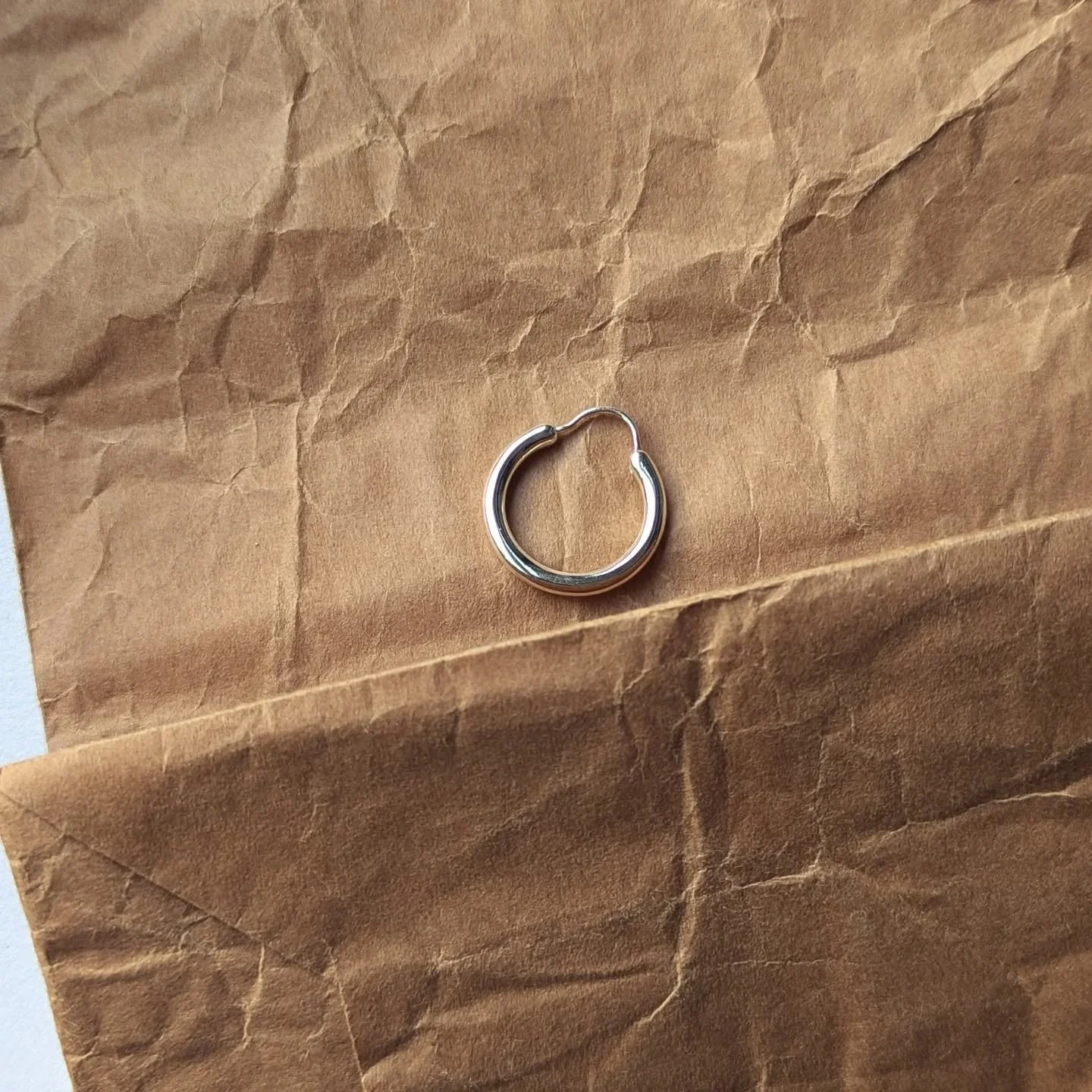 You can wear the hoop solo or pair it with the pebble whenever you feel like it ✨
#hoopearrings #silverjewelry #oneofakind