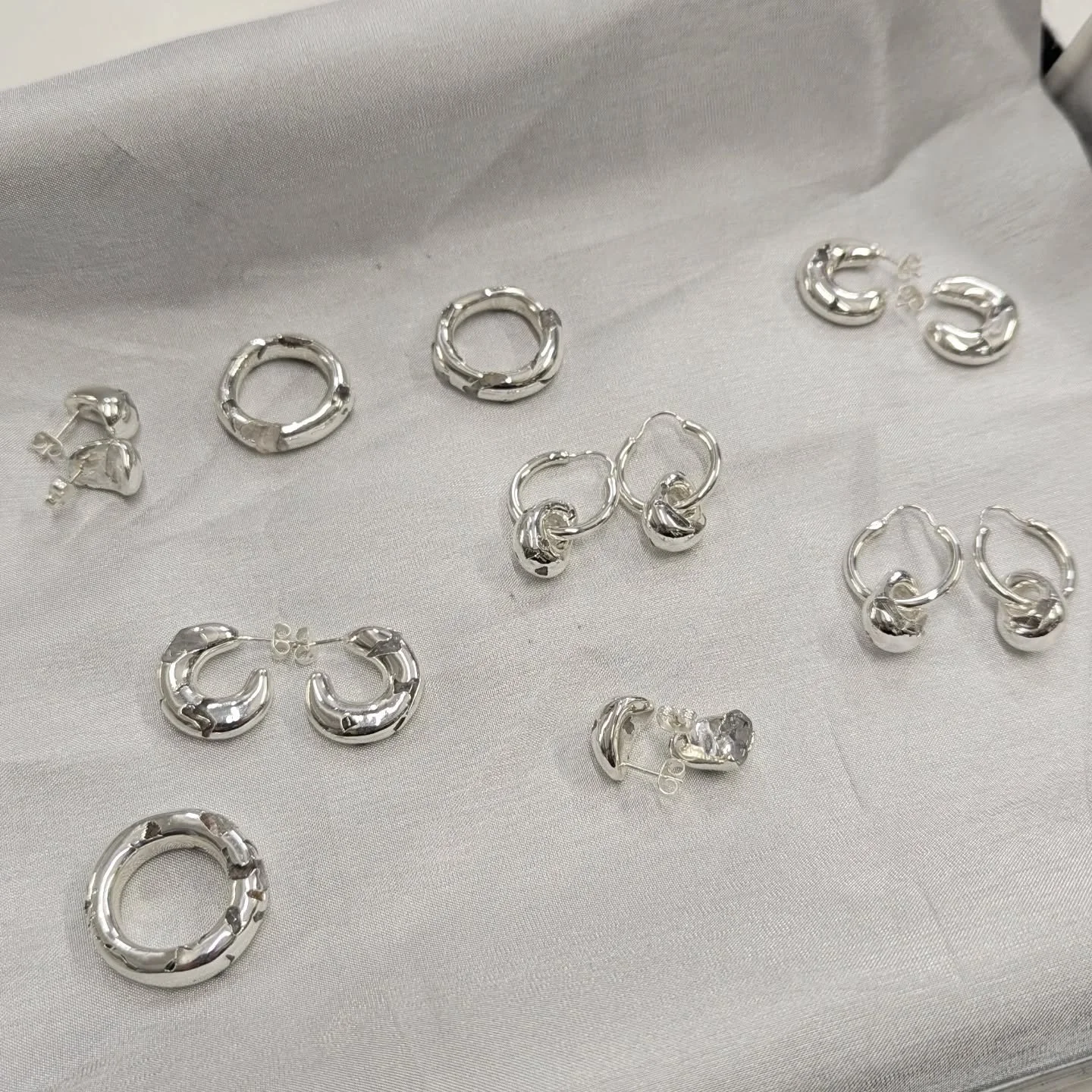 Handcrafted organic jewelry featuring crystals. The outcome is always a surprise when the stone reveals itself. Each piece is truly special 🌱✨ 
#oneofakind #handcrafted #jewelry #silverjewelry