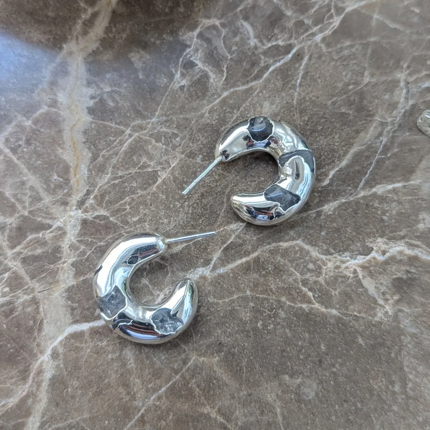 Dreamy droplets 🪐☄️ fluid designs
#organicjewelry #silver #earrings #crystals #oneofakind