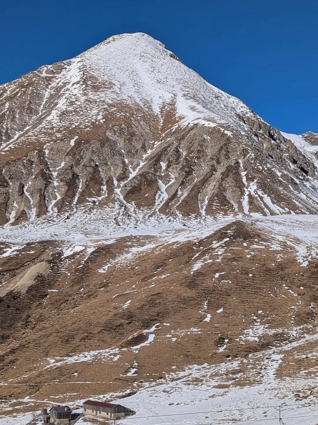I return to the mountains every now and then, because I always find myself there. This is where I ended the year and started the new one.
#slowdesign #designınspiration #formandfeeling #handmadejewelry