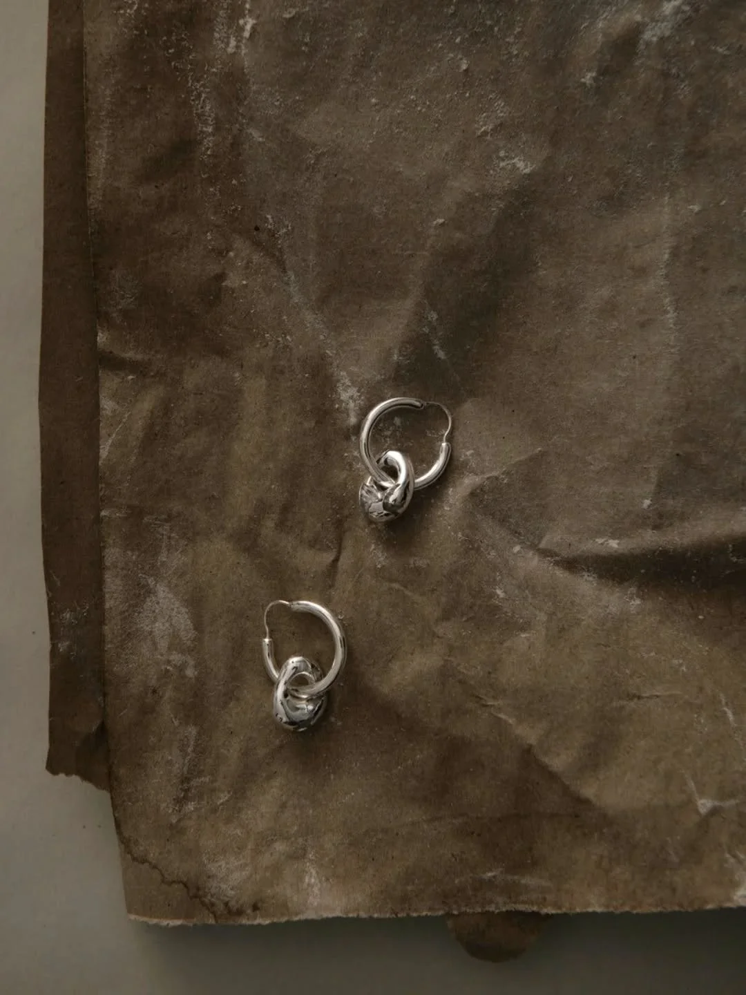 Soft forms. Solid core. Photo @sascha_polzin 🩶
#contemporaryjewelry #quartzcrystal