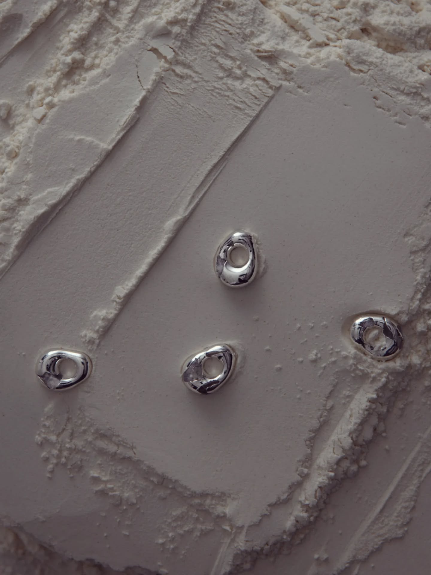 I never liked things that only work one way. This form can hang from a hoop or from a chain - depends on the day, the mood, the rest. 
#oneofakindjewelry #formstudy #designdetails

Photos @sascha_polzin 
Set Design @rieke_rockt