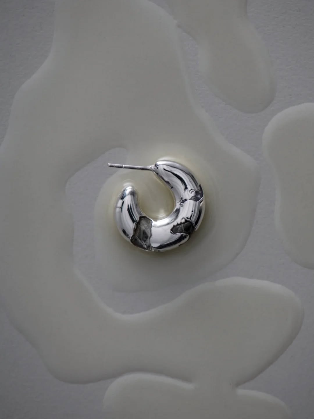 Floating quartz drifting until it found where to stay. 
Liquid Curves Earring ✨

Photos @sascha_polzin 
Set Design @rieke_rockt