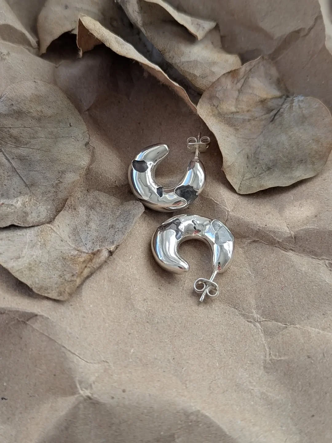 I love cardboard as much as I love denim, honestly 😅🤣 And maybe these silver earrings are the perfect match 🫰🏻