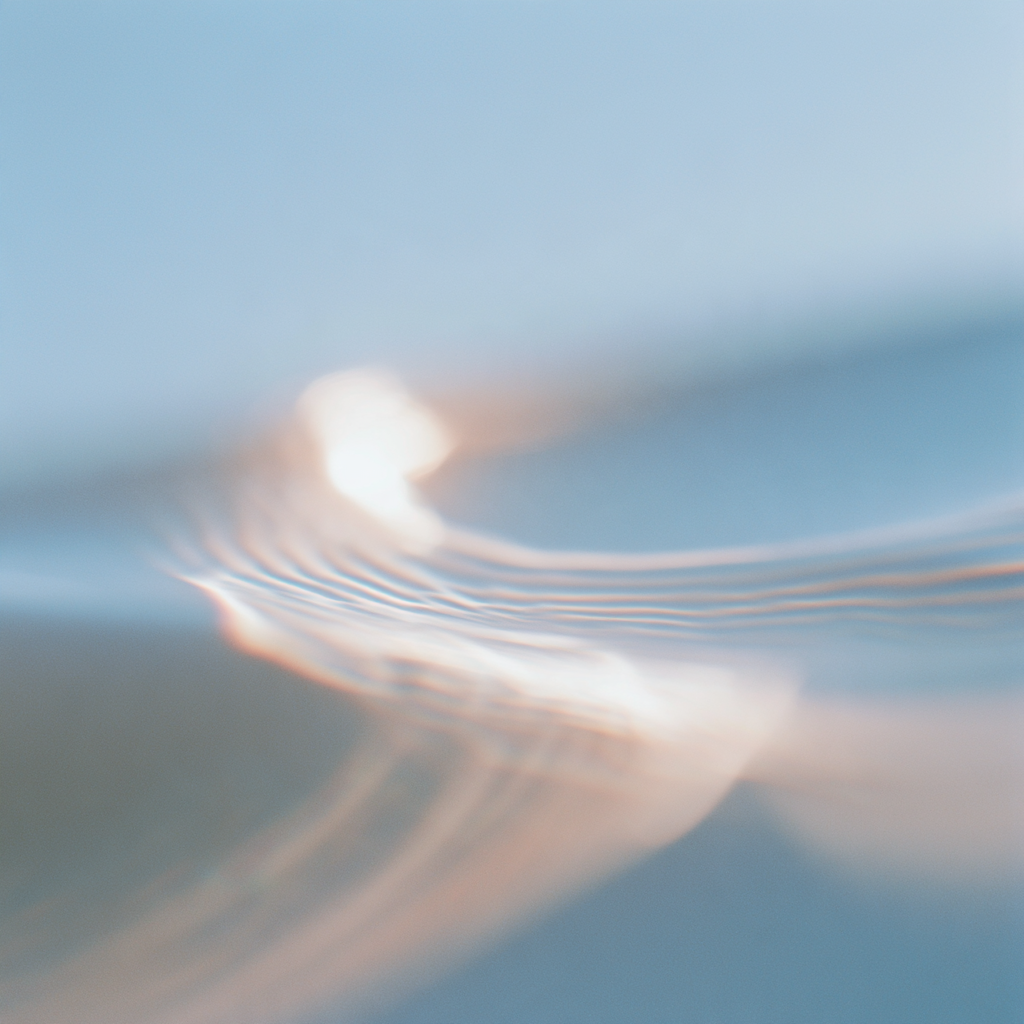 Une surface d'eau avec des reflets lumineux et des ondulations